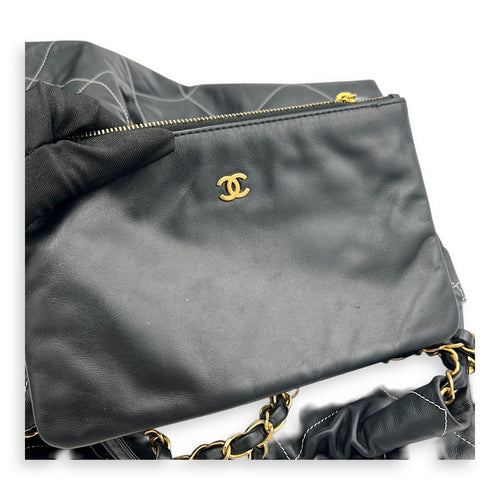 22 Medium Black Shoulder Bag in Lambskin, Gold hardware