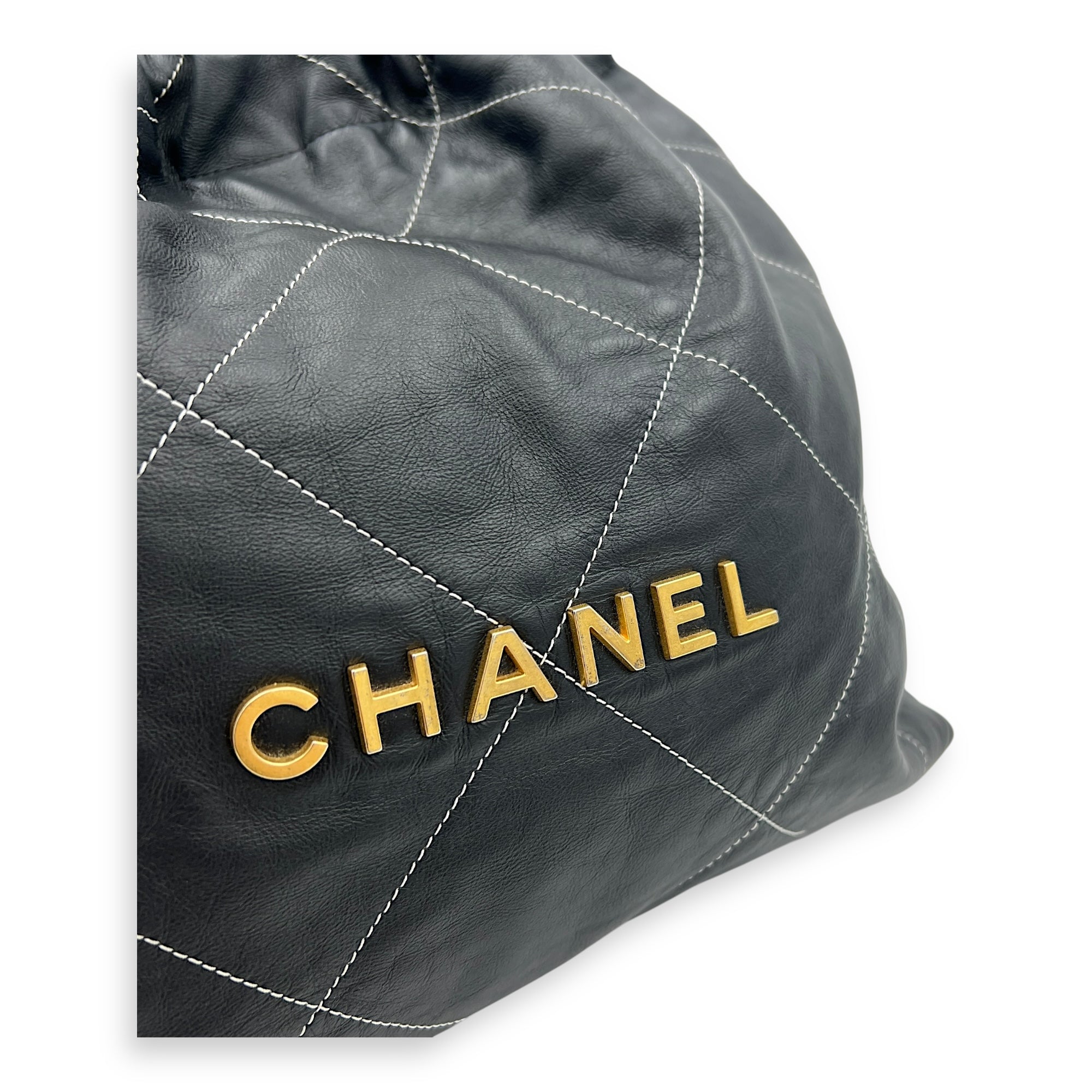22 Medium Black Shoulder Bag in Lambskin, Gold hardware