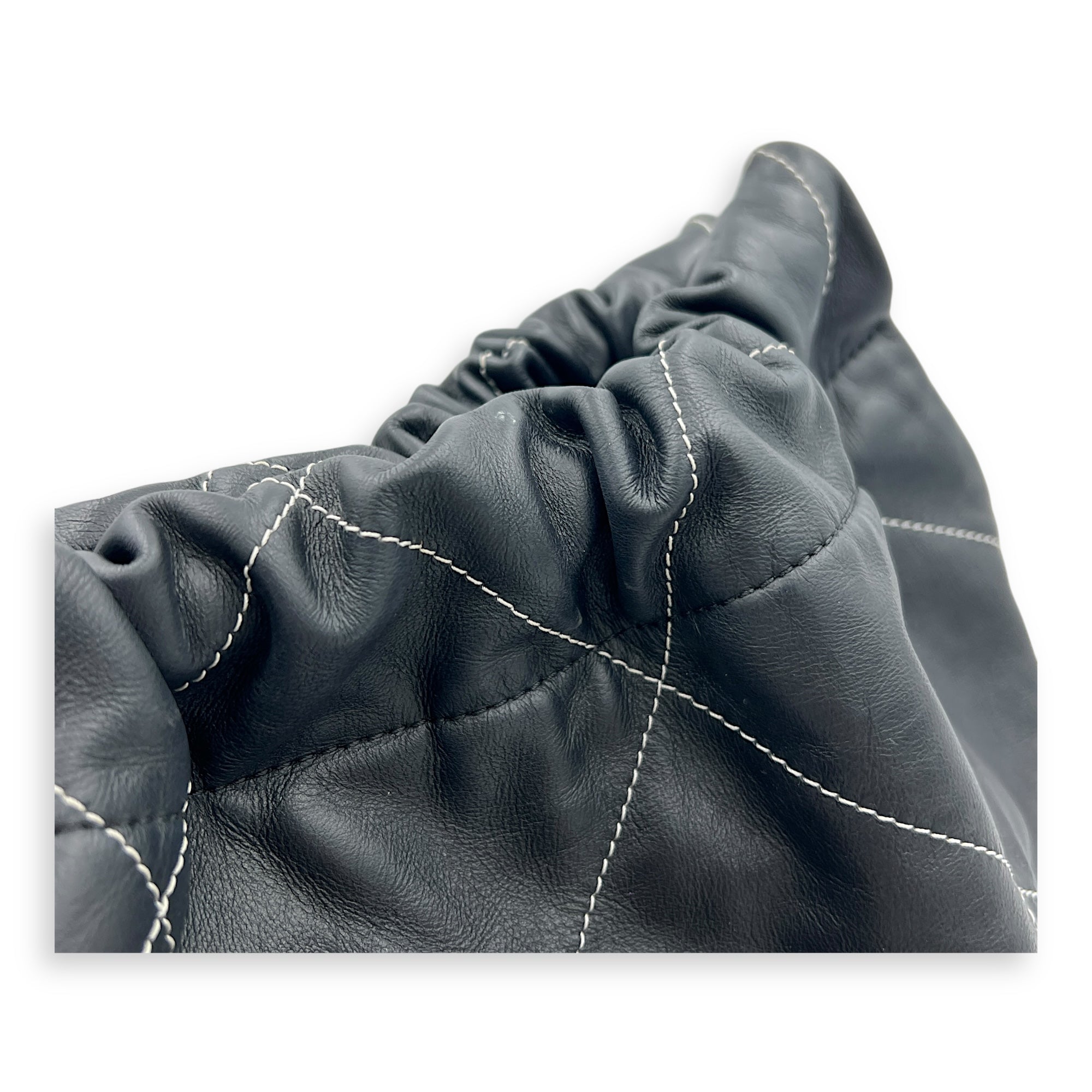 22 Medium Black Shoulder Bag in Lambskin, Gold hardware