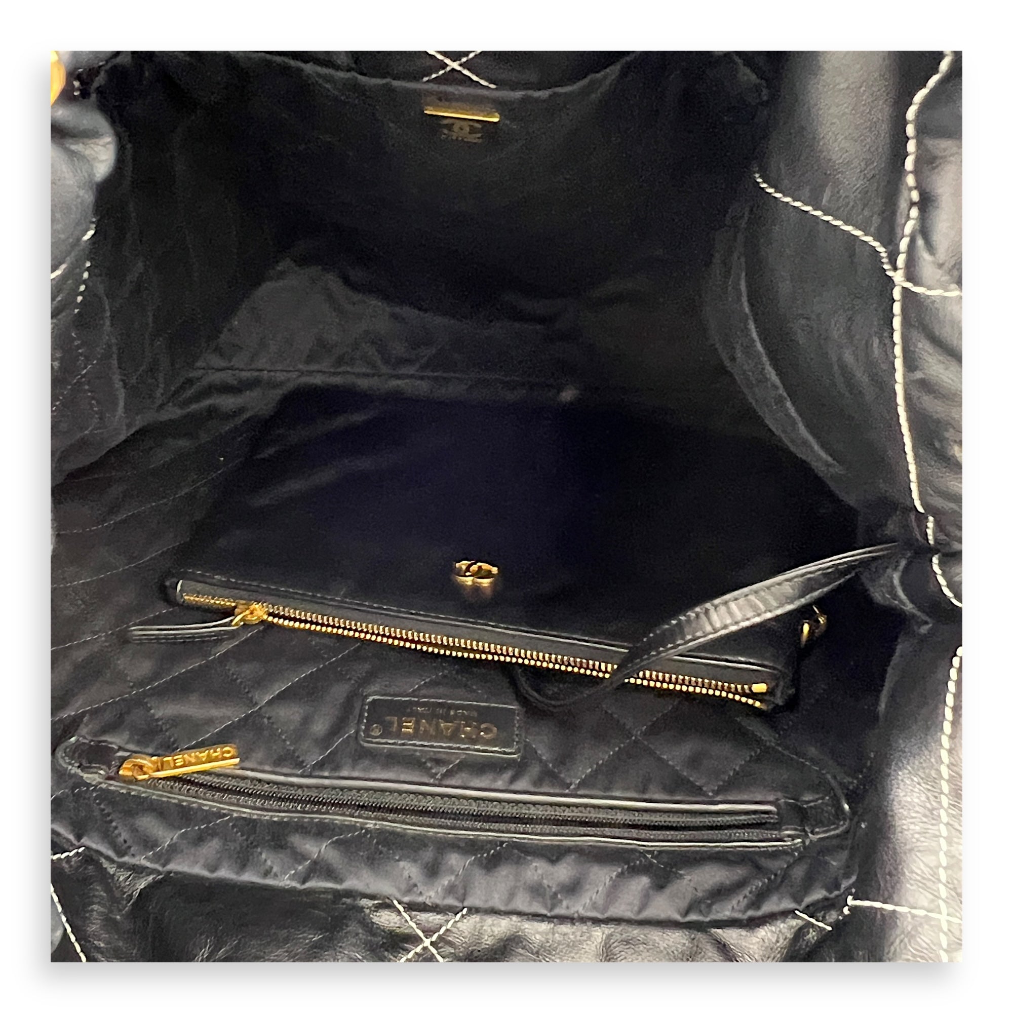 22 Medium Black Shoulder Bag in Lambskin, Gold hardware