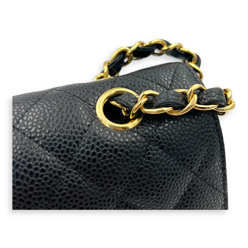 Classic Shoulder Bag Medium Black in Caviar Leather, Gold hardware