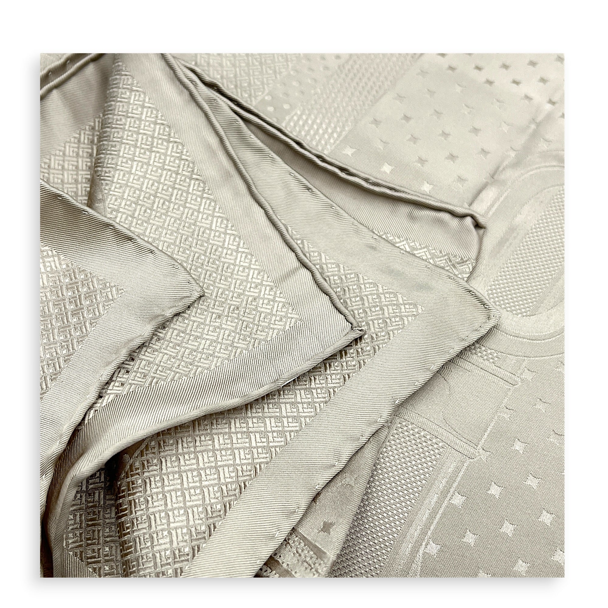Grant Foulard 135 Beige Shawl in Silk