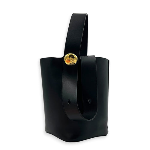Pebble Shoulder Bag Black in Calfskin, Gold hardware