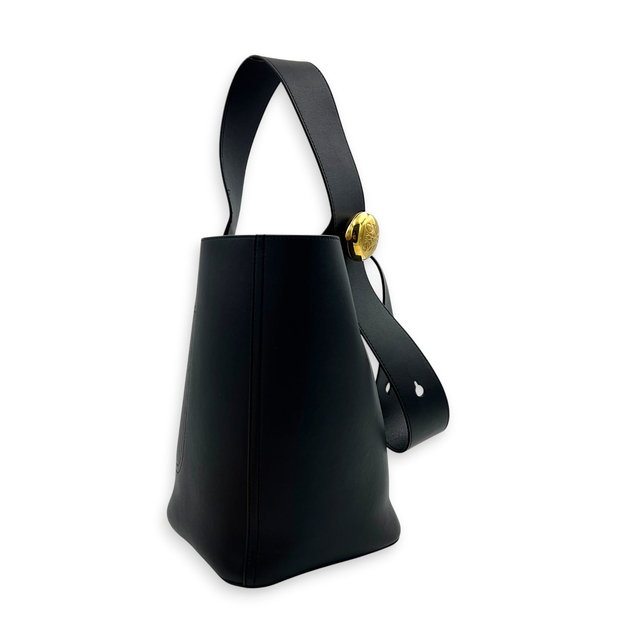 Pebble Shoulder Bag Black in Calfskin, Gold hardware
