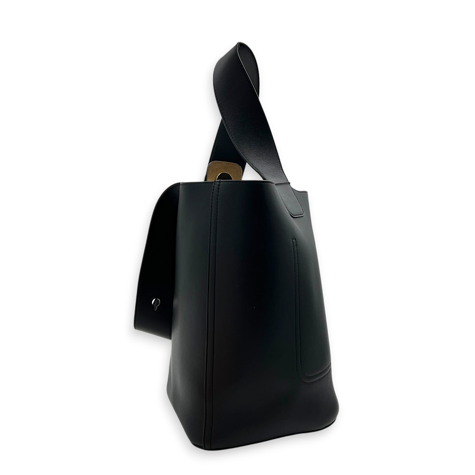 Pebble Shoulder Bag Black in Calfskin, Gold hardware