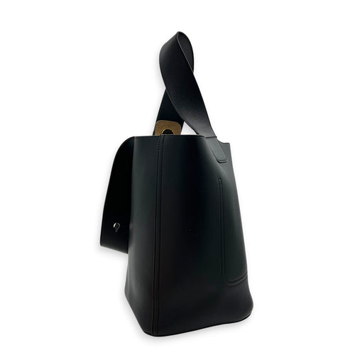 Pebble Shoulder Bag Black in Calfskin, Gold hardware