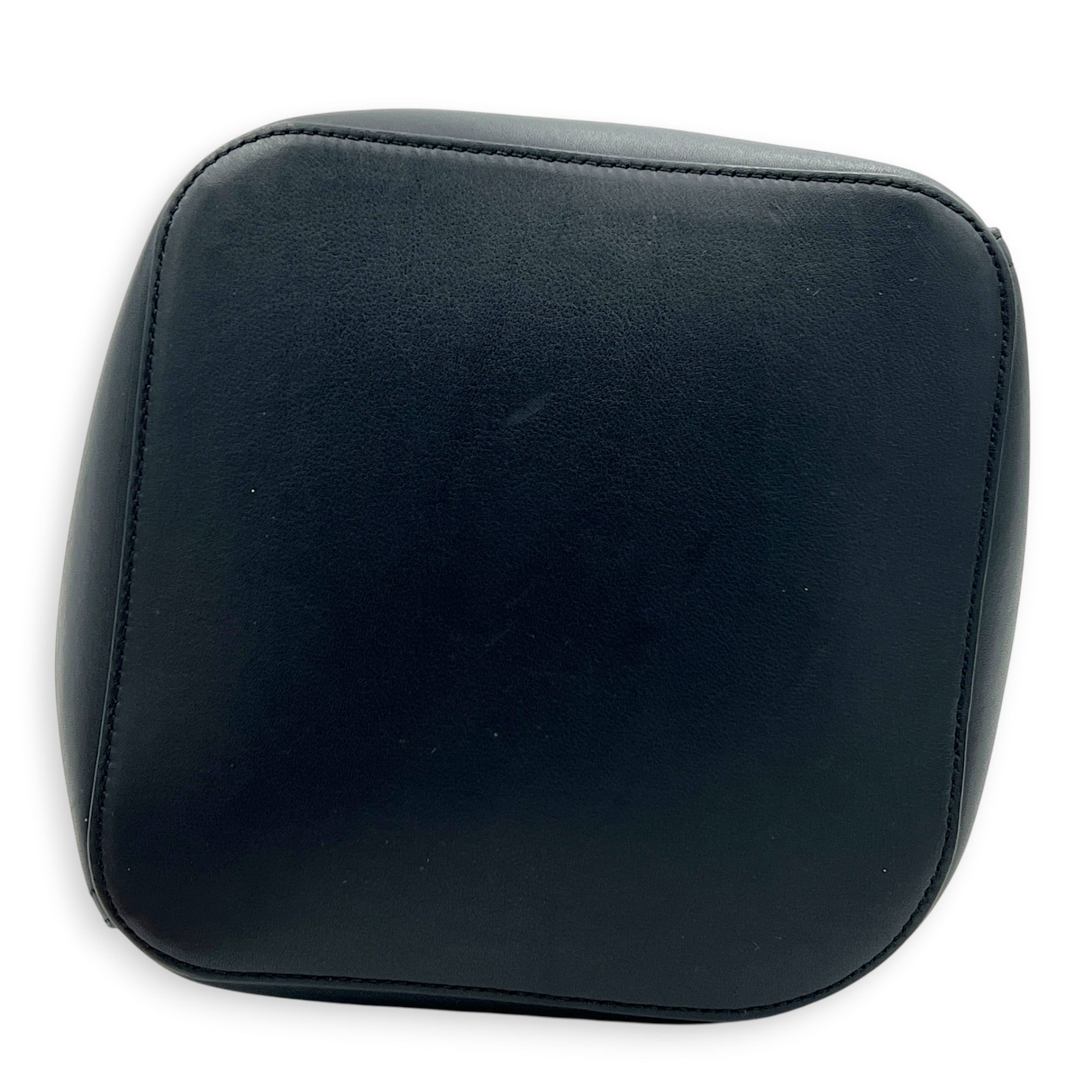 Pebble Shoulder Bag Black in Calfskin, Gold hardware