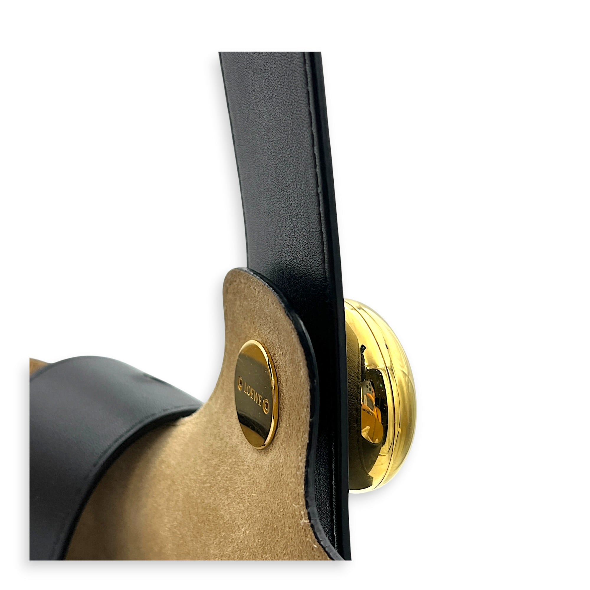 Pebble Shoulder Bag Black in Calfskin, Gold hardware