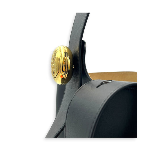 Pebble Shoulder Bag Black in Calfskin, Gold hardware
