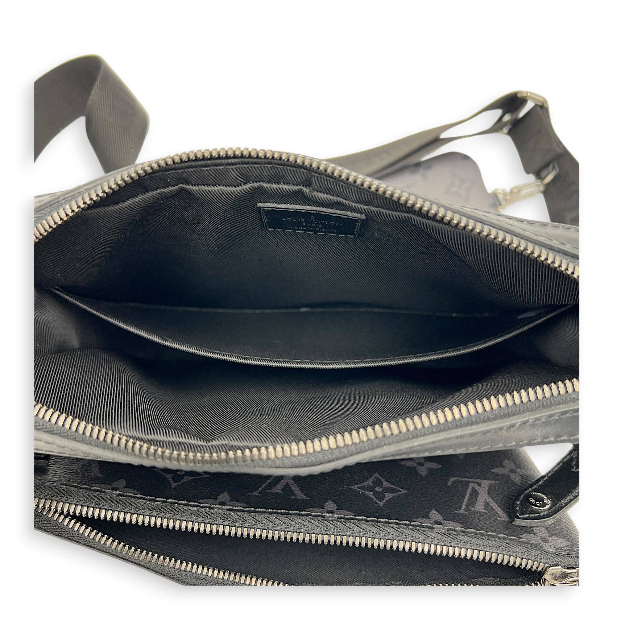 Trio Messenger  Crossbody Bag Black in Coated Canvas, Silver hardware