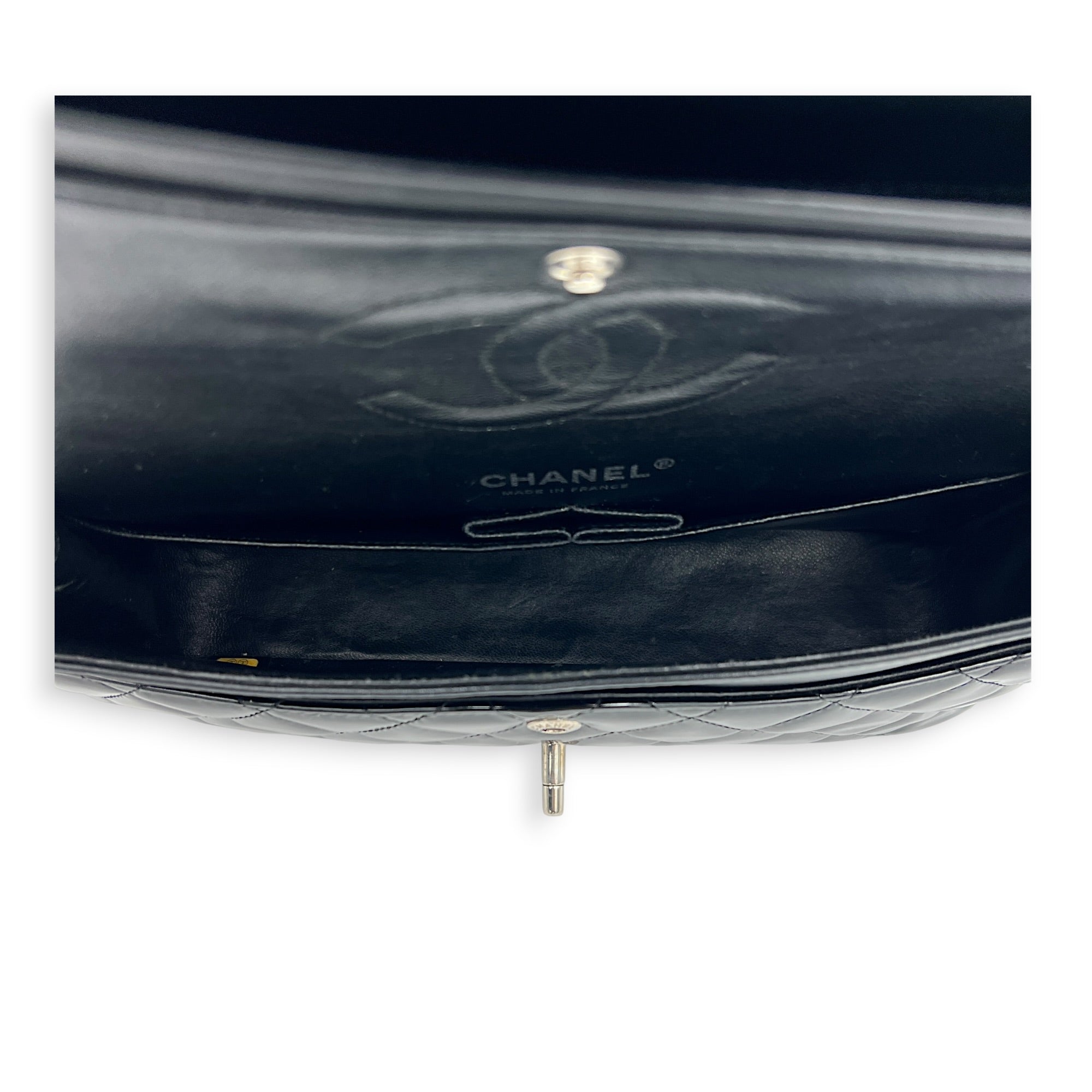 Classic Shoulder Bag Medium Black in Patent Leather, Silver hardware