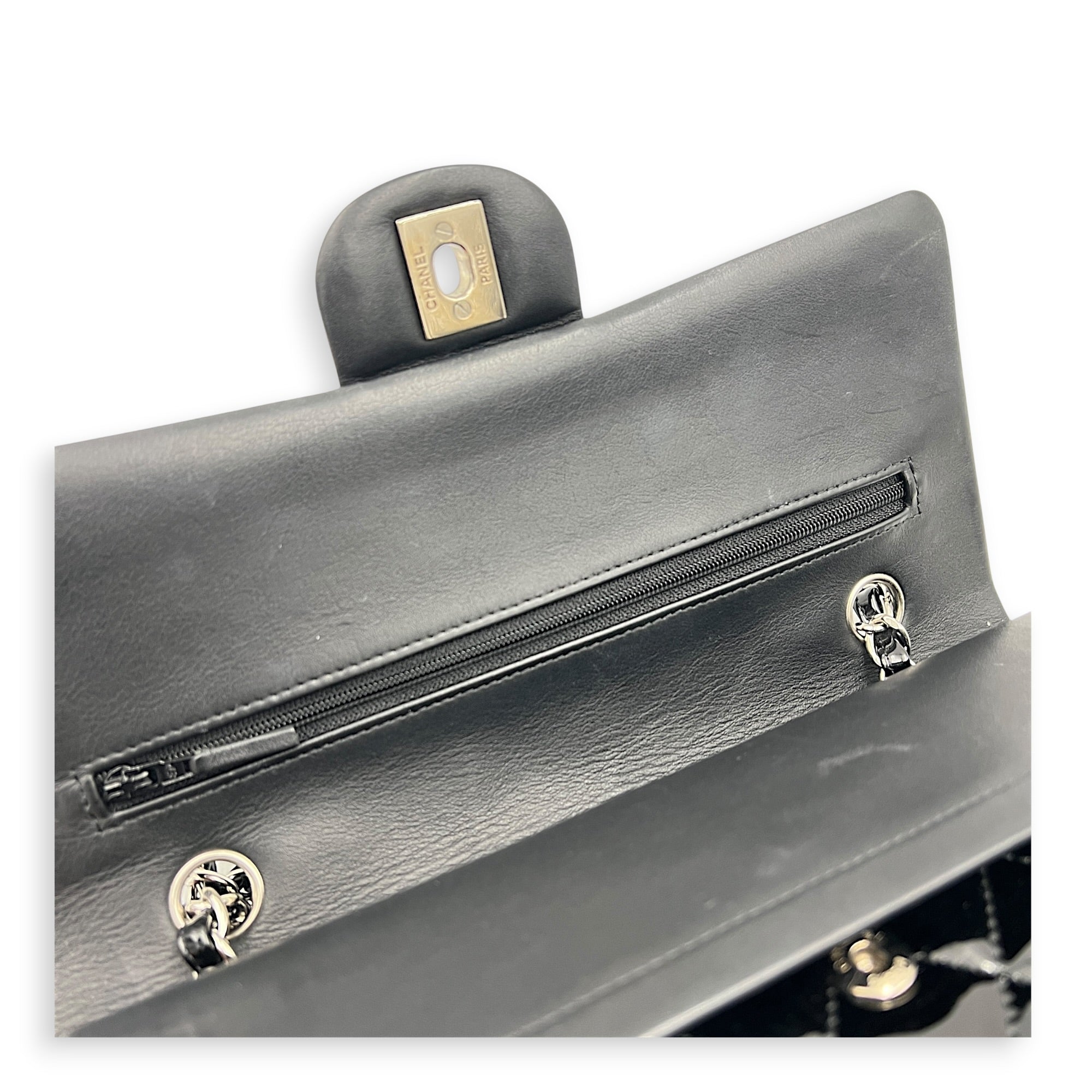 Classic Shoulder Bag Medium Black in Patent Leather, Silver hardware