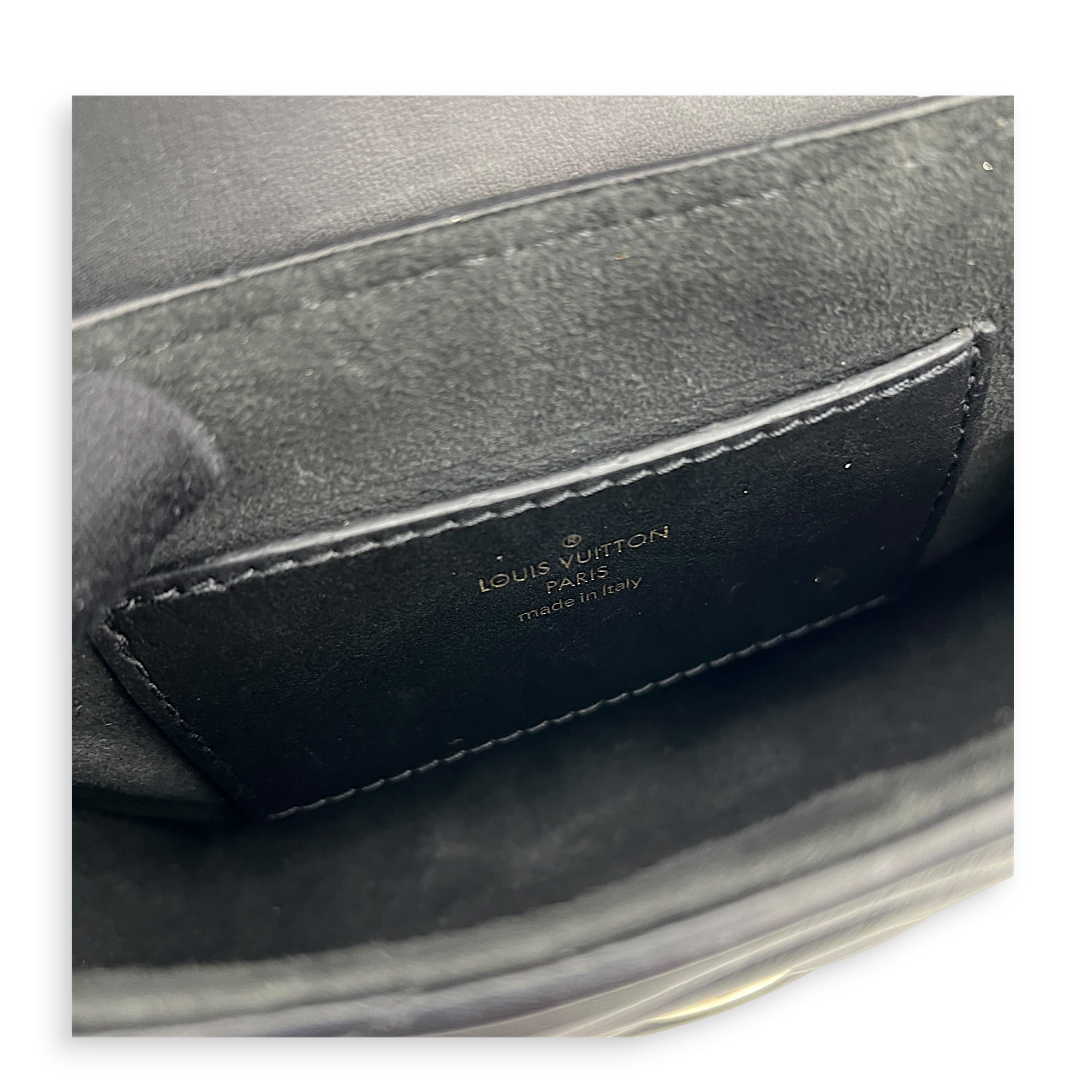 New Wave Shoulder Bag Black in Calfskin, Gold hardware