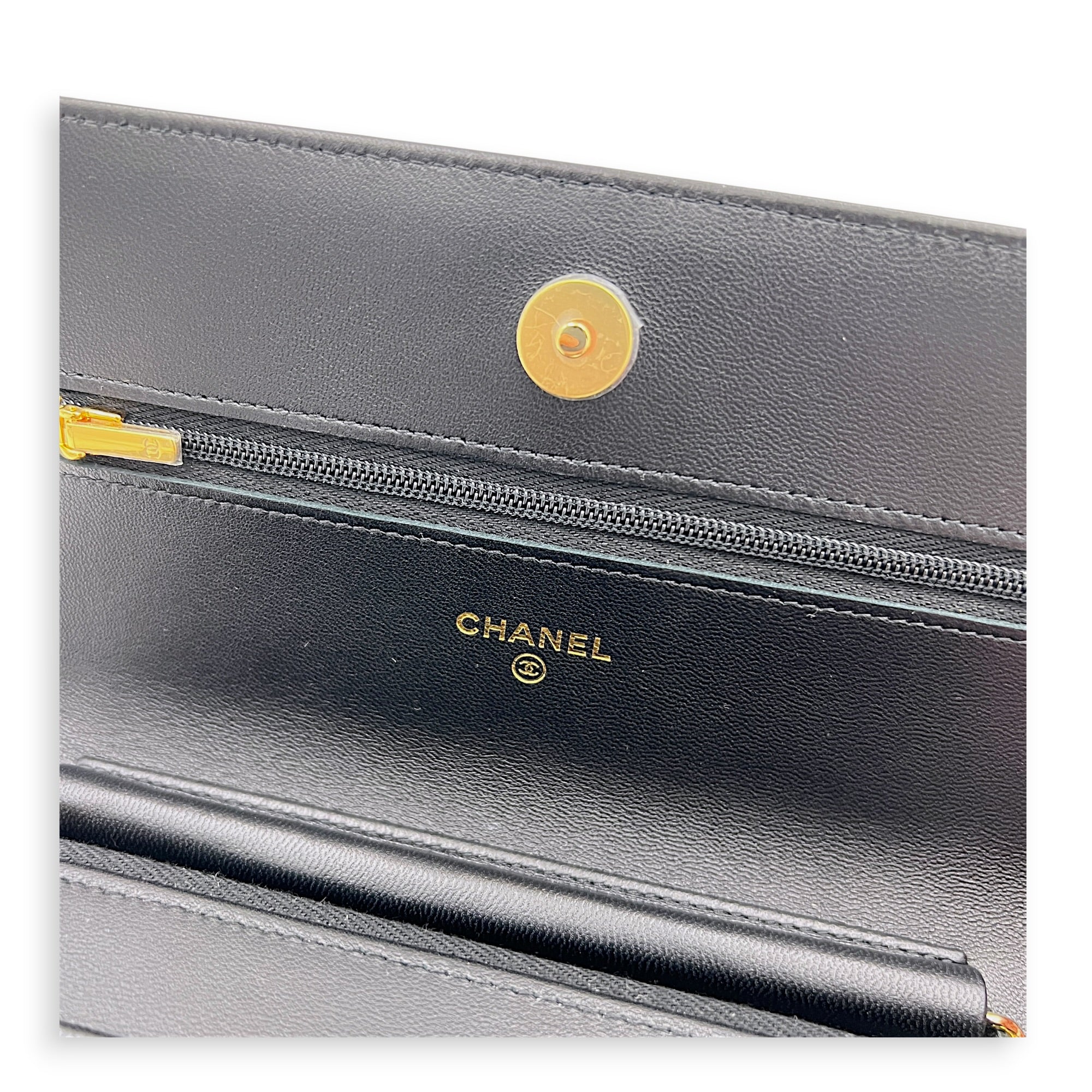 CC Wallet On Chain Black in Lambskin, Gold hardware