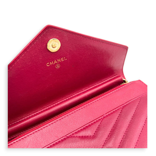Chevron Statement Pink Wallet On Chain in Calfskin, Gold hardware