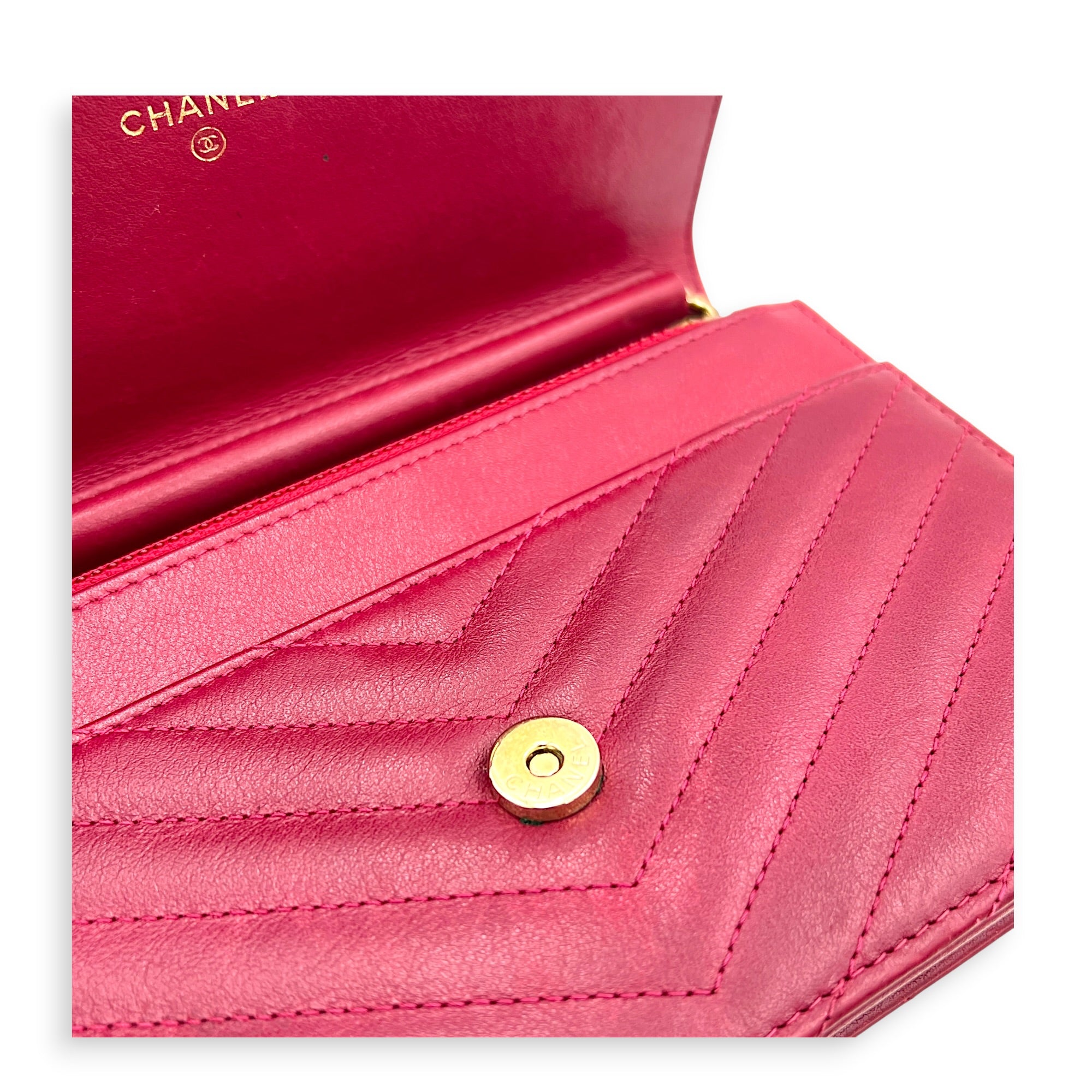 Chevron Statement Pink Wallet On Chain in Calfskin, Gold hardware