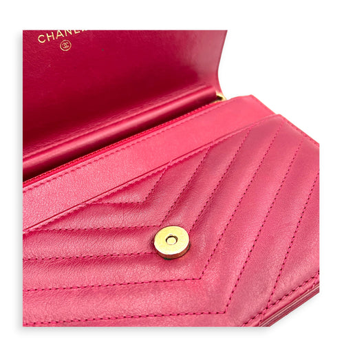 Chevron Statement Pink Wallet On Chain in Calfskin, Gold hardware