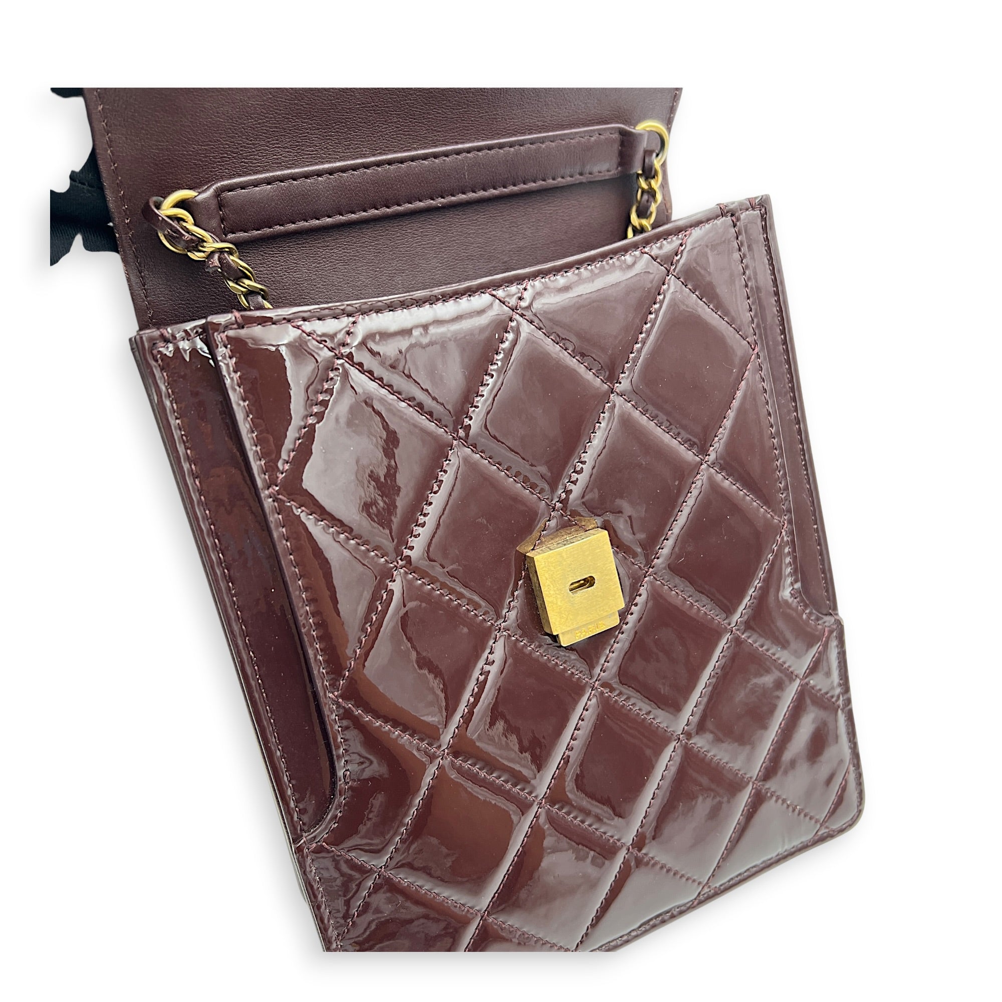 23A Top Handle Bag Brown in Patent Leather, Gold hardware