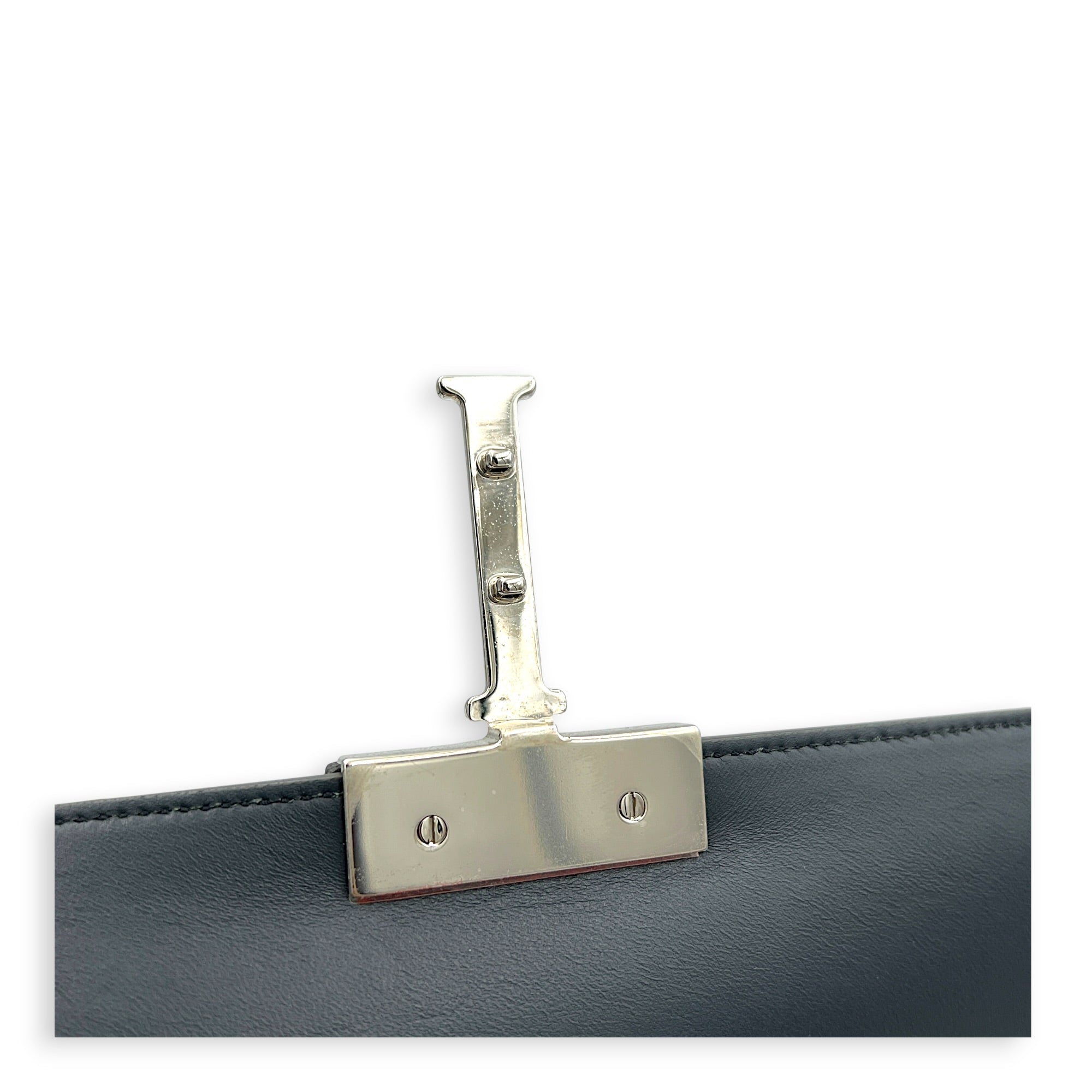 30 Montaigne Shoulder Bag Medium Black in Patent Leather, Silver hardware