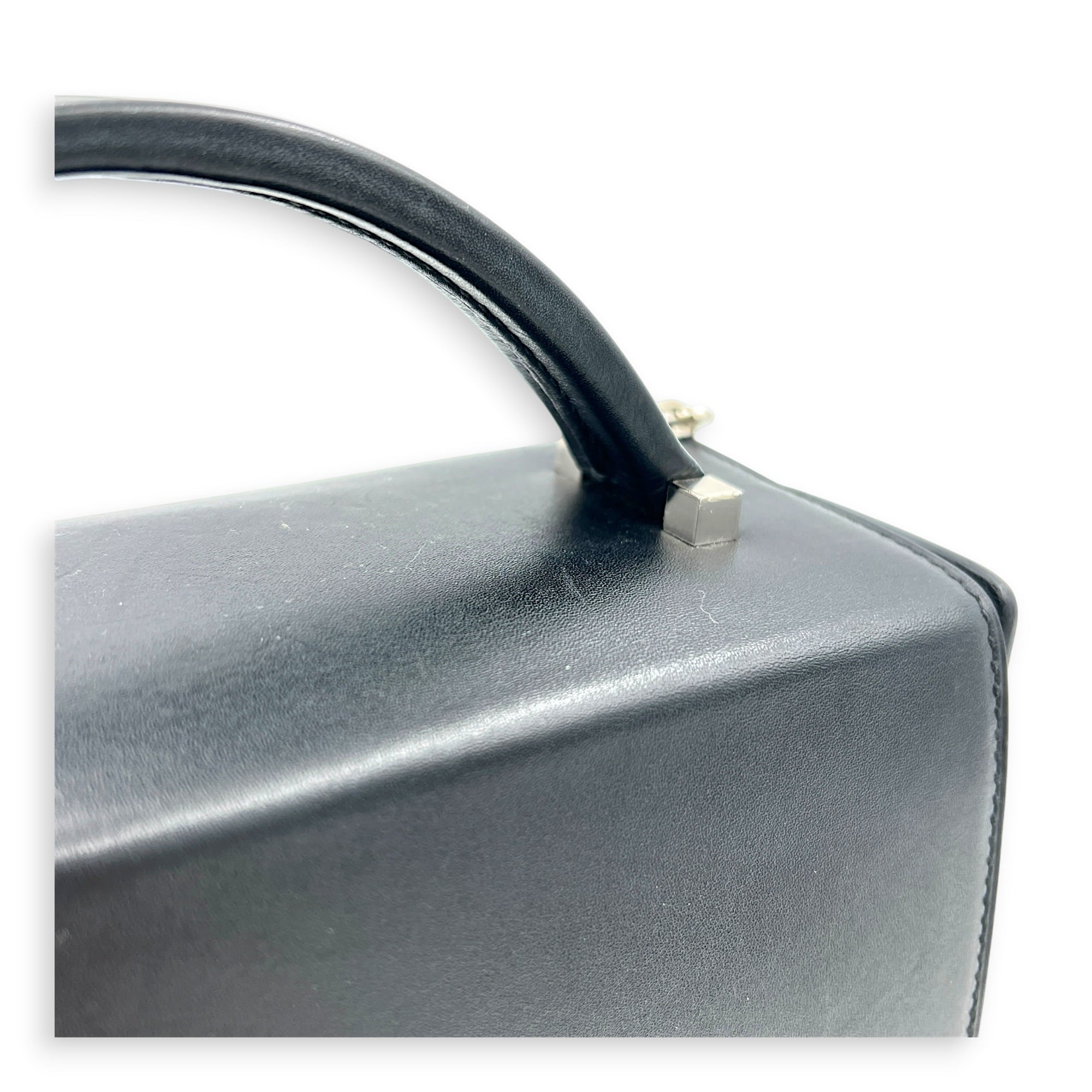 Cinhentic Noir in Tadelakt, Mixed hardware