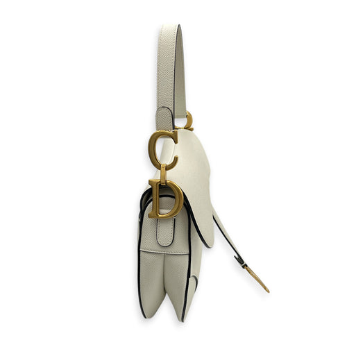 Saddle Shoulder Bag Medium Latte in Calfskin, Gold hardware