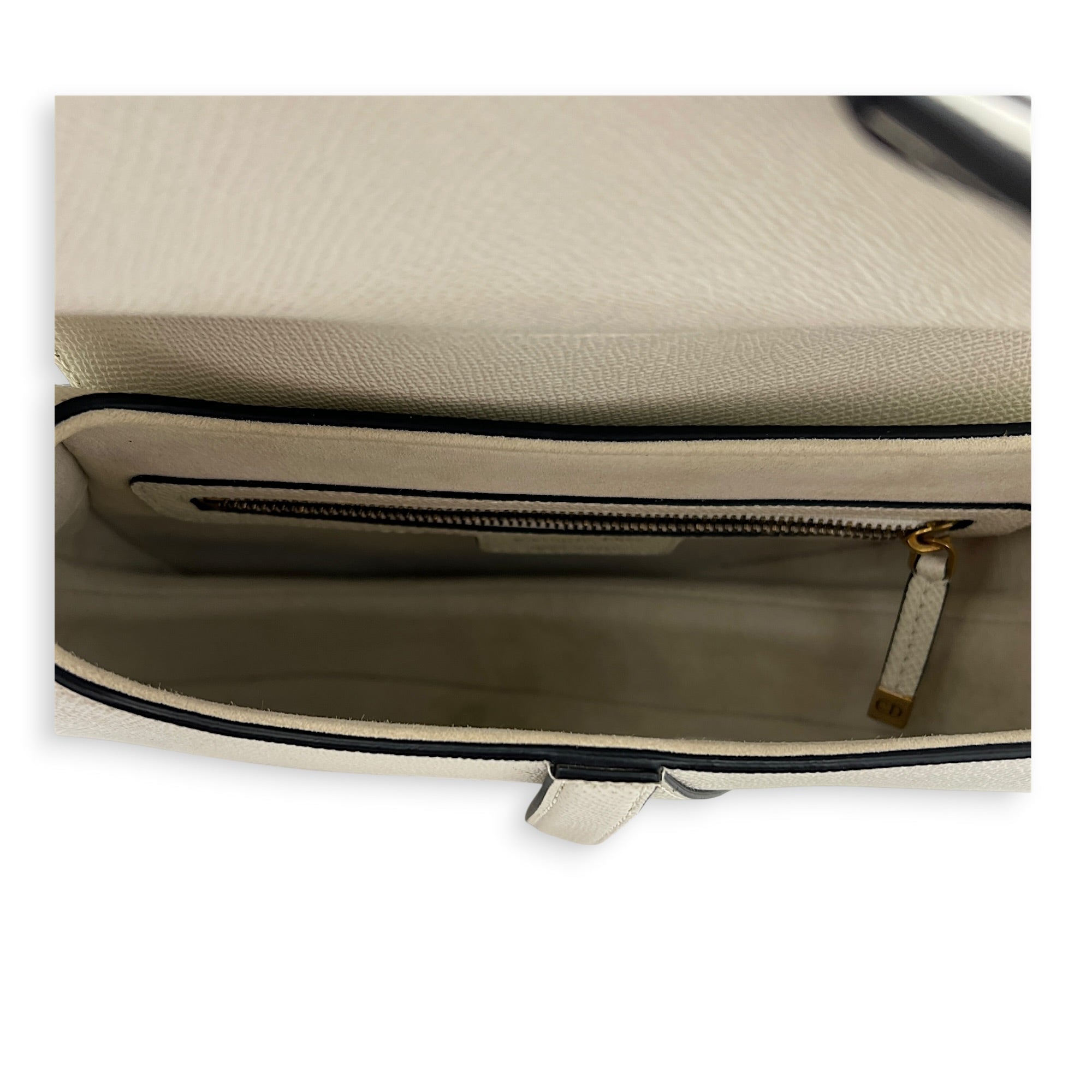 Saddle Shoulder Bag Medium Latte in Calfskin, Gold hardware