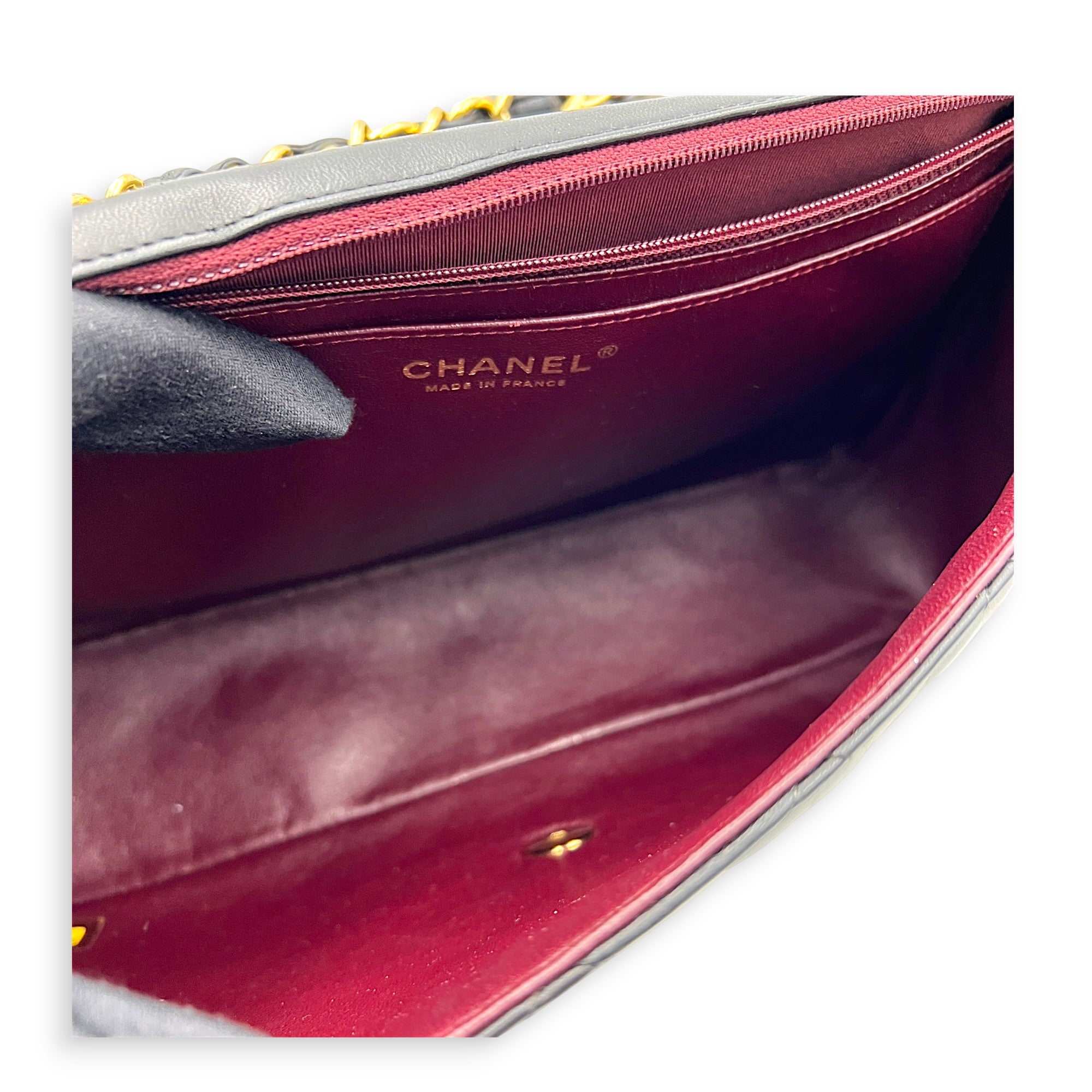 Classic Double Flap Shoulder Bag Jumbo Black in Lambskin, Gold hardware