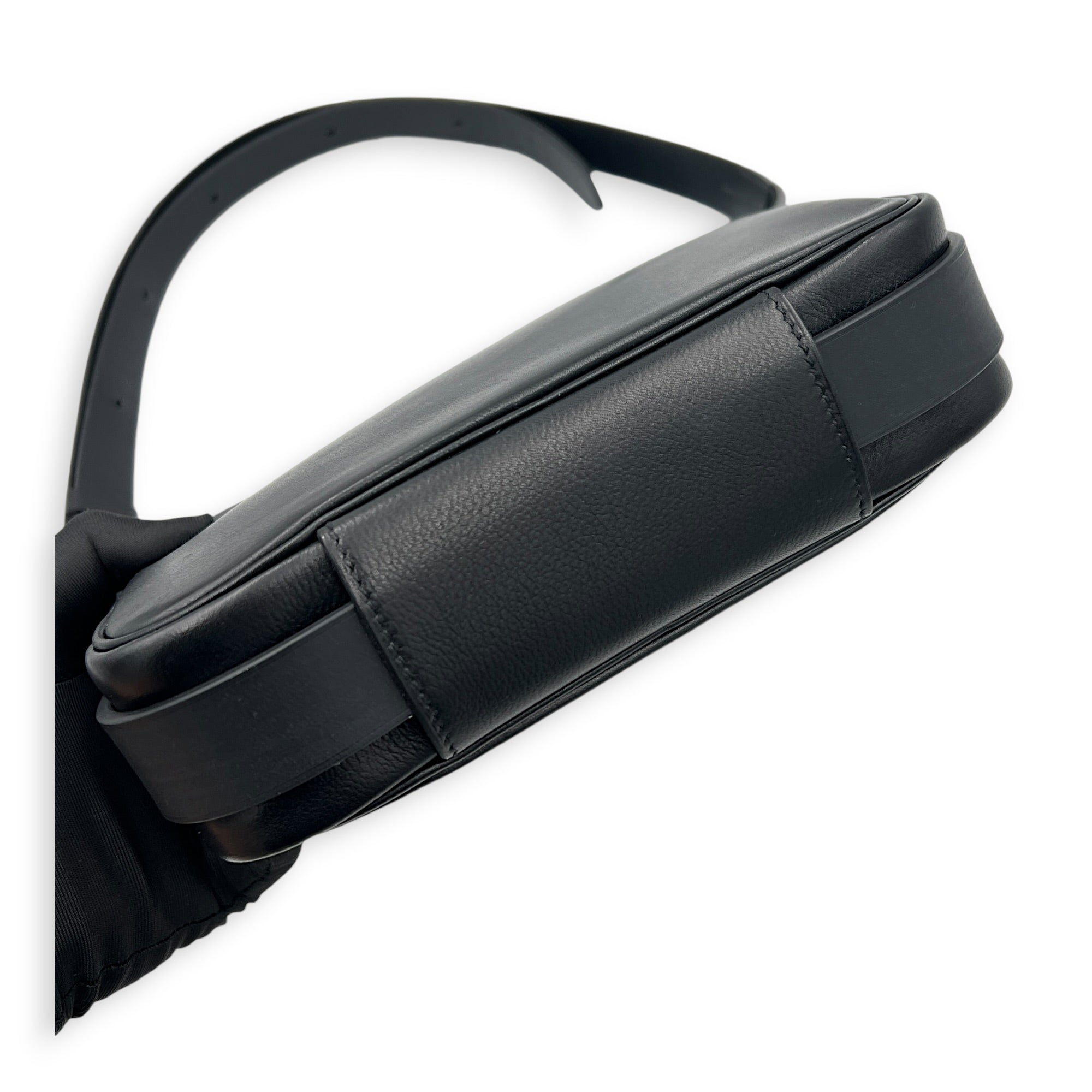 Etriviere Noir Messenger in Evergrain Calfskin, Palladium hardware