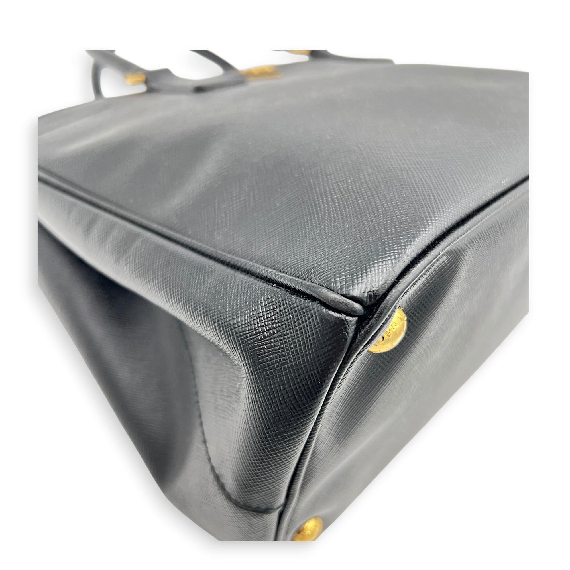 Galleria Top Handle Bag Large Nero in Saffiano Leather, Gold hardware