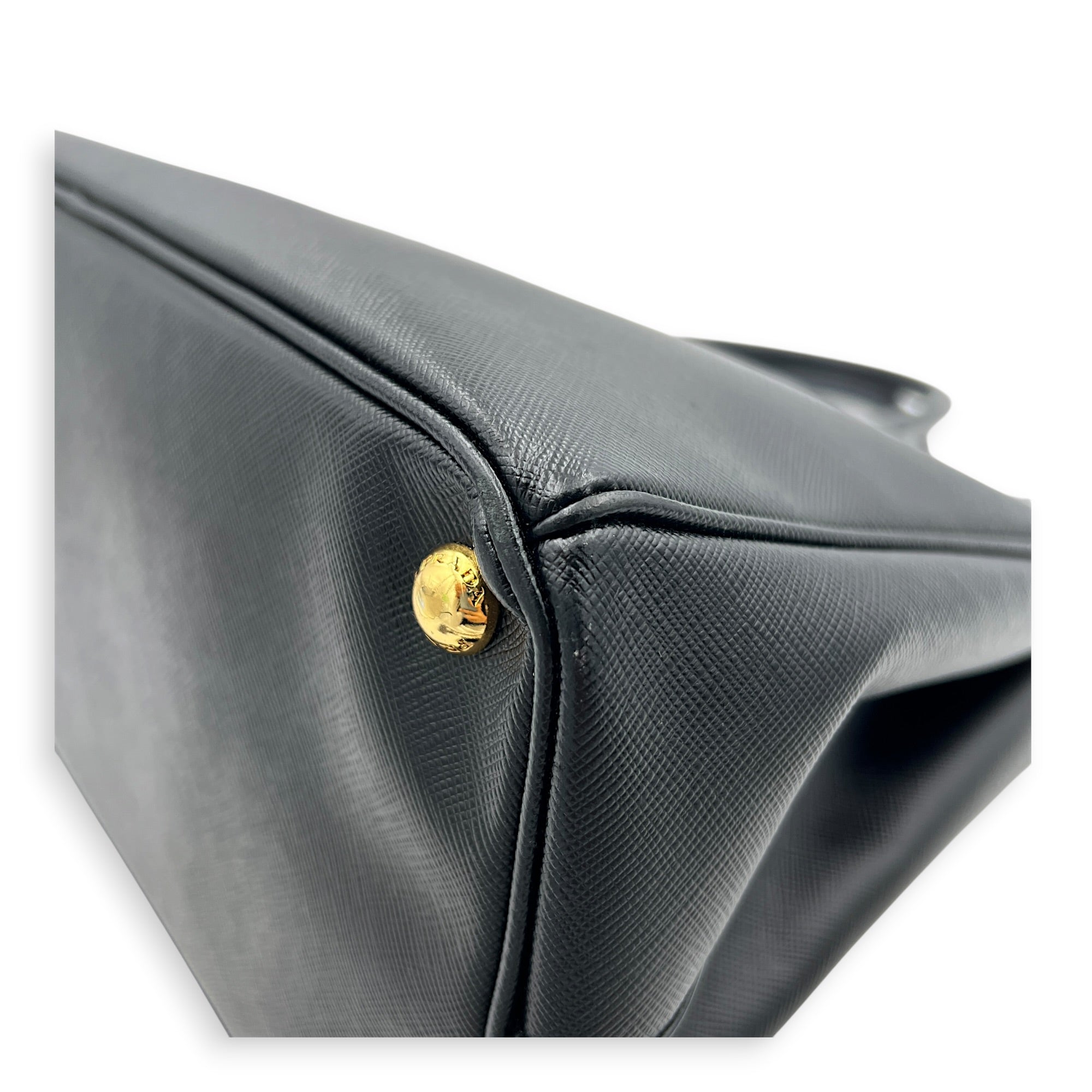 Galleria Top Handle Bag Large Nero in Saffiano Leather, Gold hardware