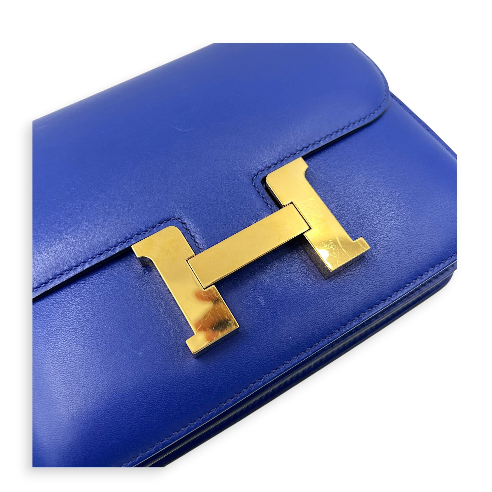 Constance 18 Bleu Électrique Shoulder Bag in Tadelakt, Gold hardware