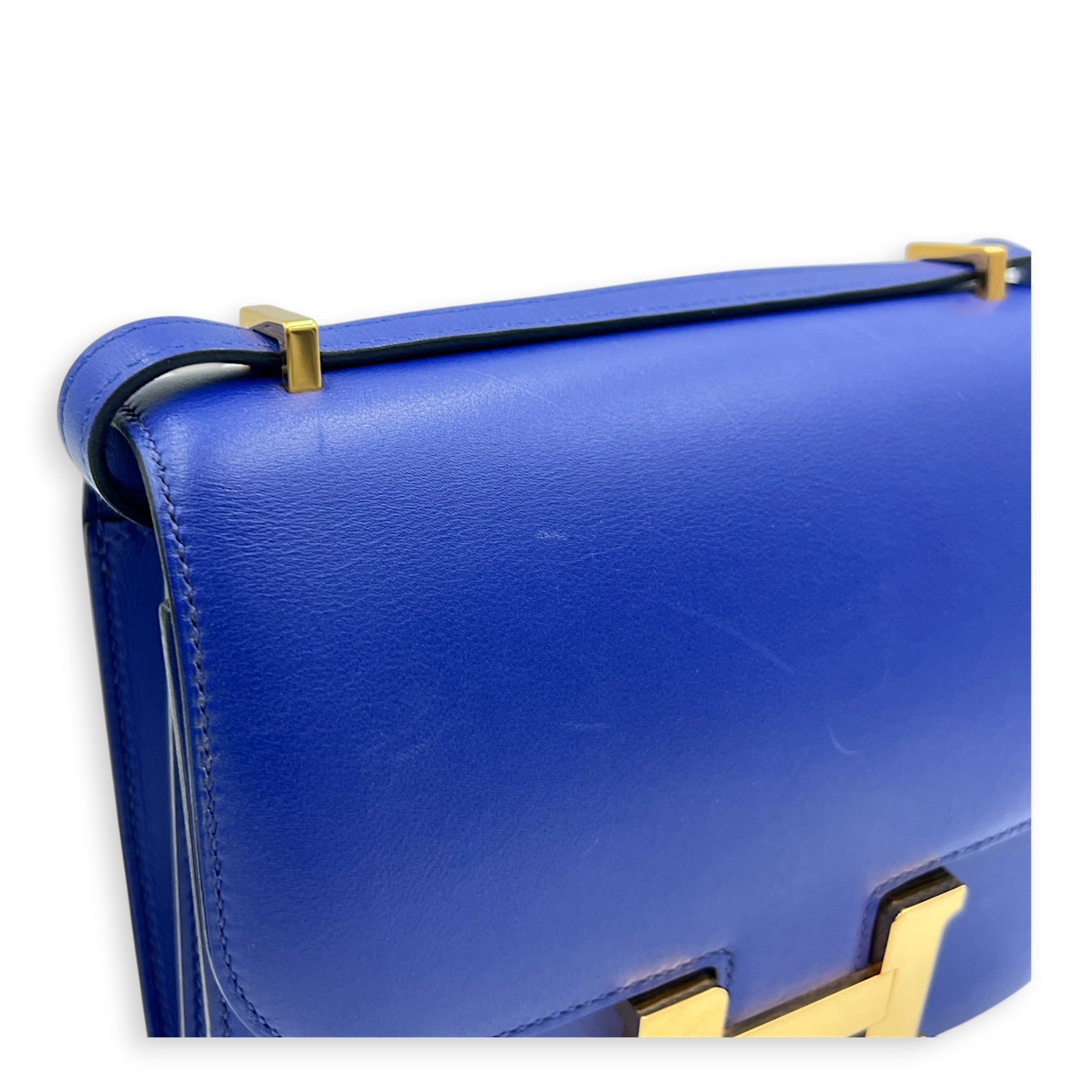 Constance 18 Bleu Électrique Shoulder Bag in Tadelakt, Gold hardware