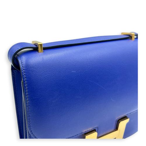 Constance 18 Bleu Électrique Shoulder Bag in Tadelakt, Gold hardware