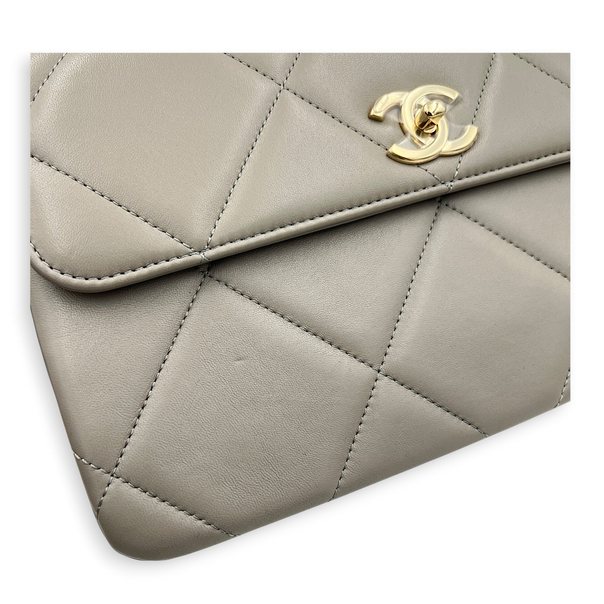 Trendy CC Medium Grey Shoulder Bag in Lambskin, Gold hardware