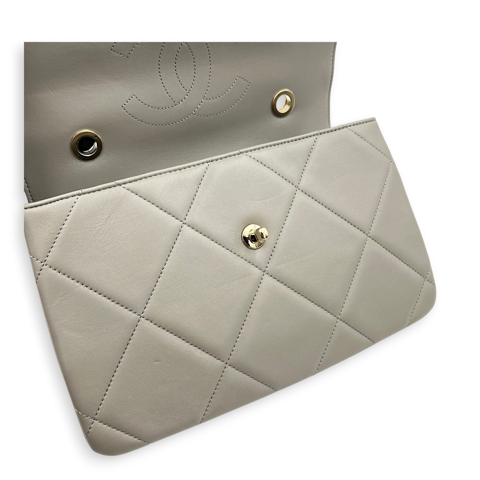 Trendy CC Medium Grey Shoulder Bag in Lambskin, Gold hardware