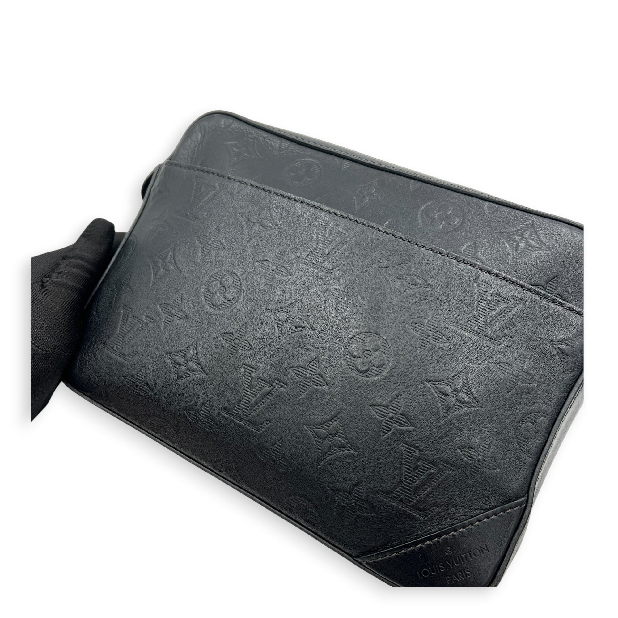 Duo Messenger Black in Calfskin, Monochrome hardware