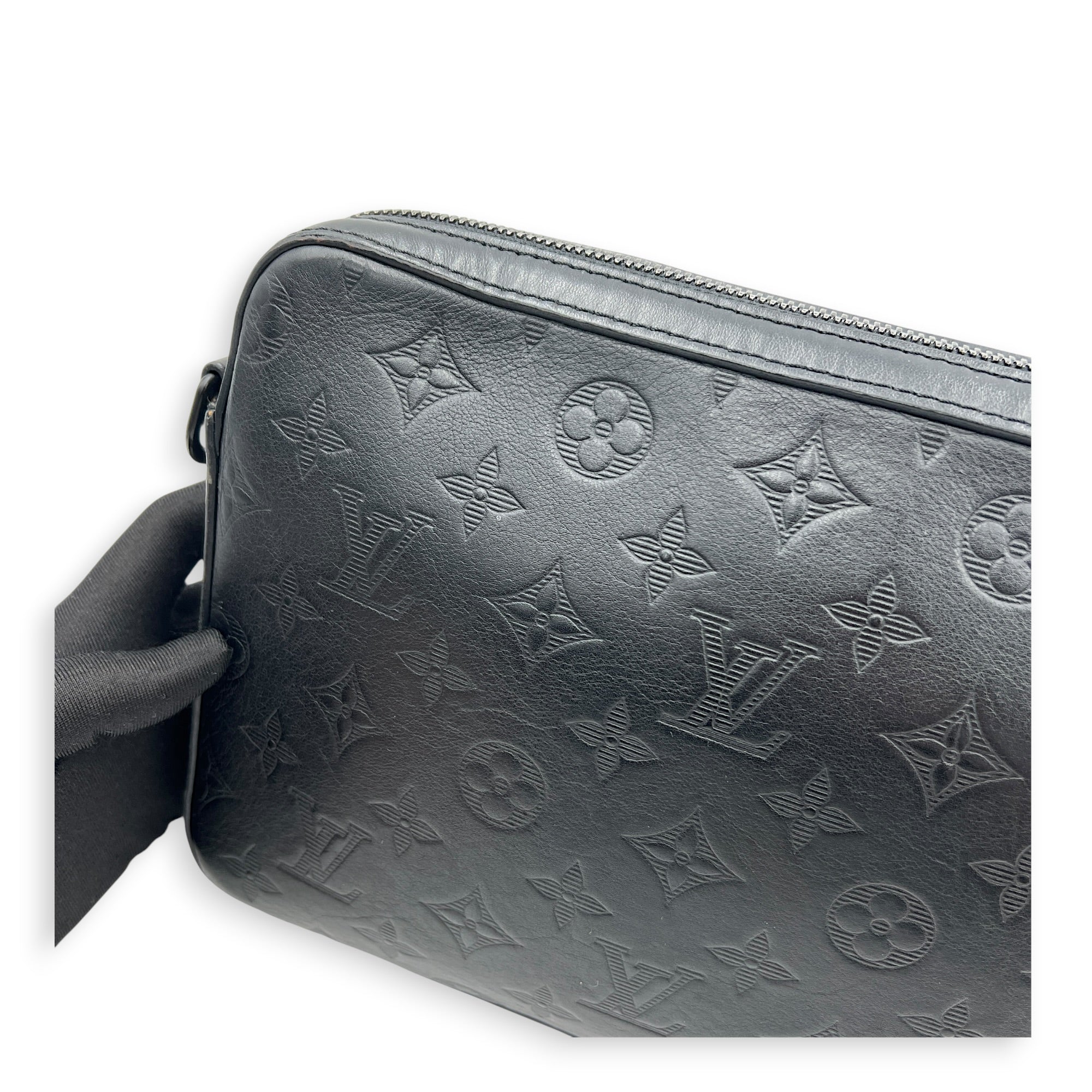 Duo Messenger Black in Calfskin, Monochrome hardware