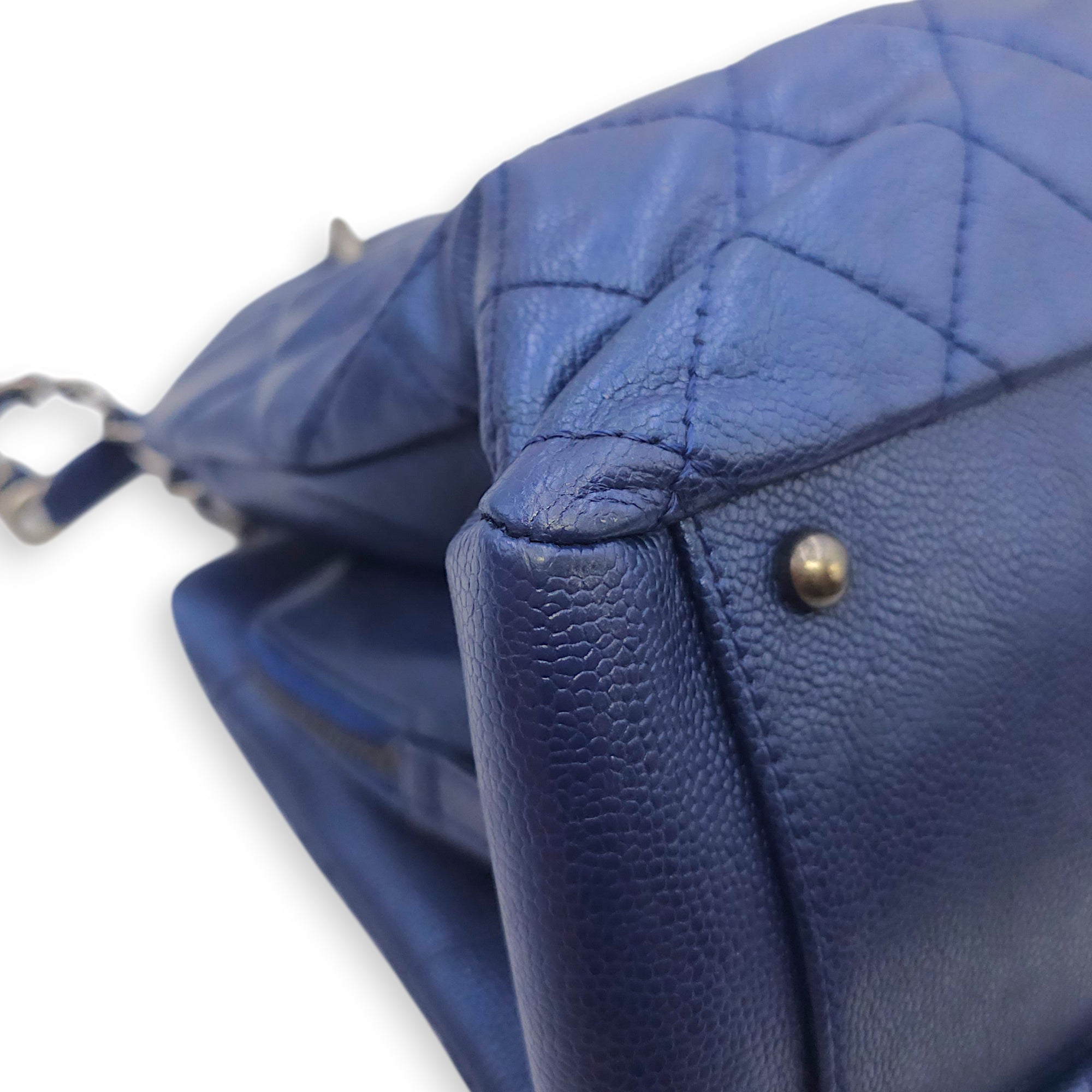 Quilted Iridescent Caviar Chic Shopping Tote 32 Blue Shoulder Bag in Caviar Leather Ruthenium hardware