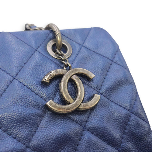 Quilted Iridescent Caviar Chic Shopping Tote 32 Blue Shoulder Bag in Caviar Leather Ruthenium hardware