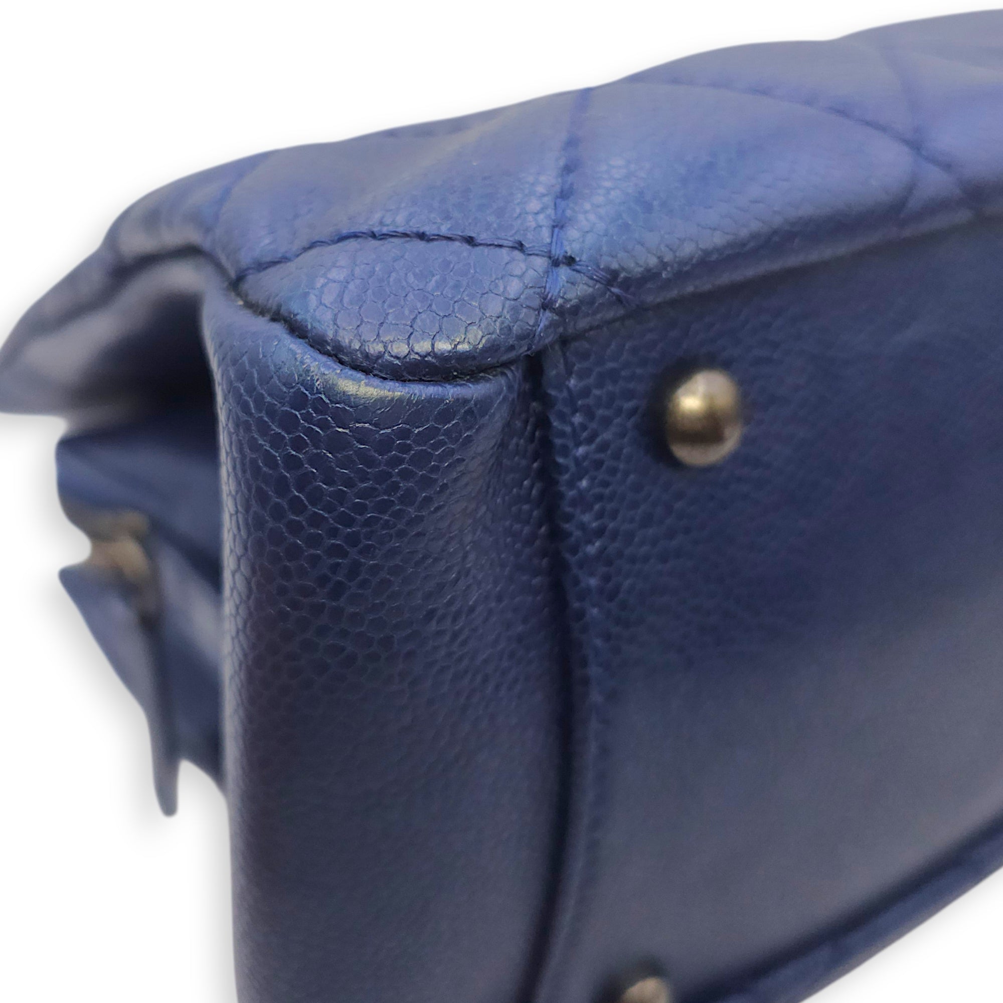 Quilted Iridescent Caviar Chic Shopping Tote 32 Blue Shoulder Bag in Caviar Leather Ruthenium hardware