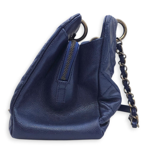 Quilted Iridescent Caviar Chic Shopping Tote 32 Blue Shoulder Bag in Caviar Leather Ruthenium hardware