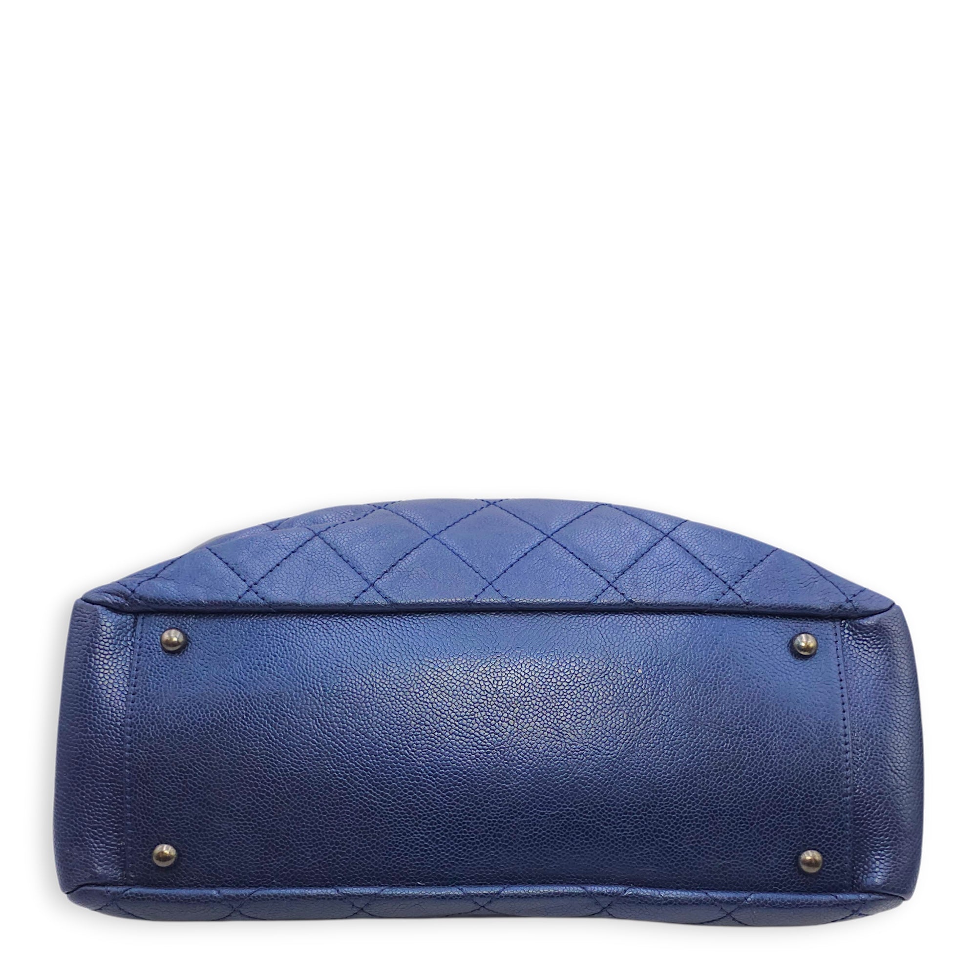 Quilted Iridescent Caviar Chic Shopping Tote 32 Blue Shoulder Bag in Caviar Leather Ruthenium hardware