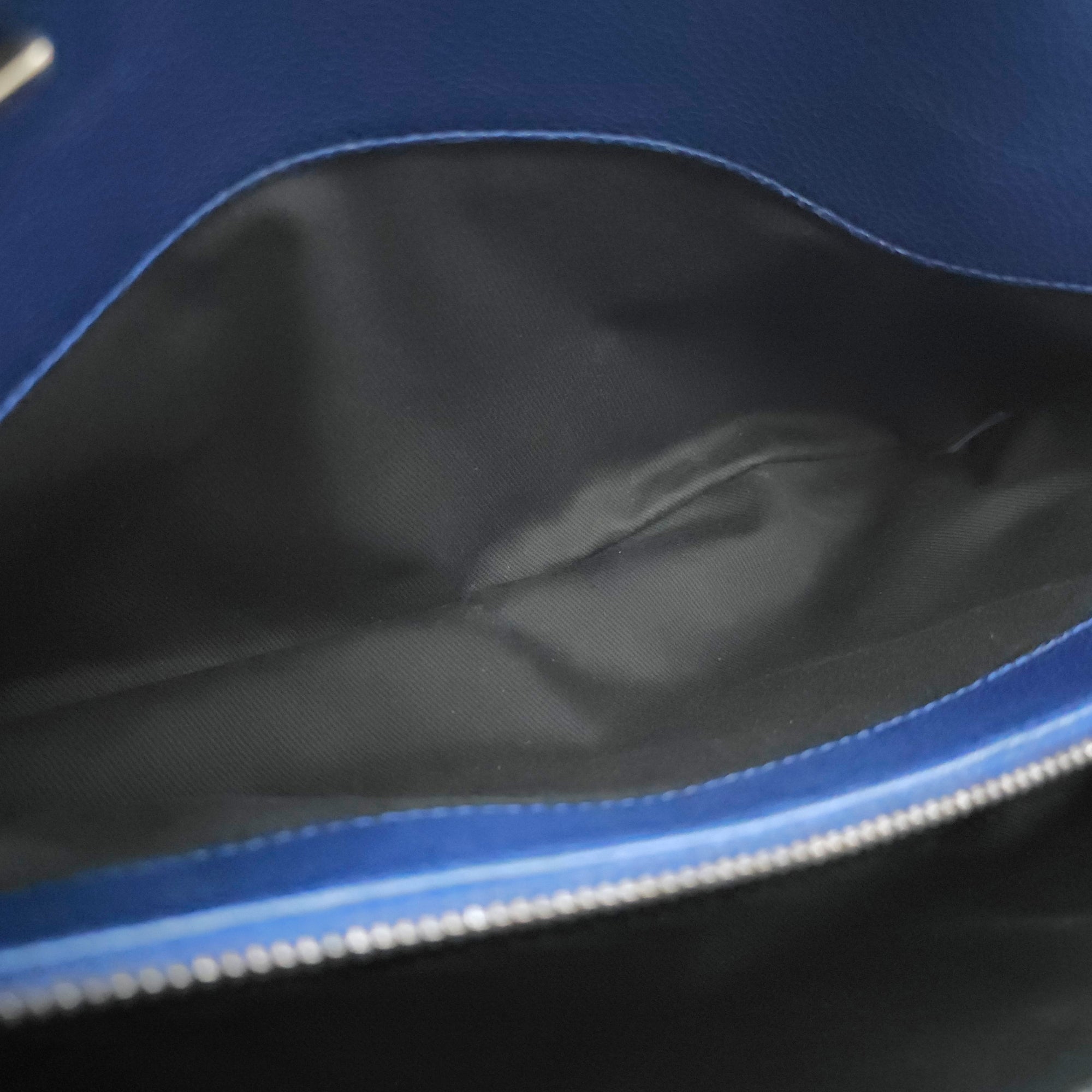 Quilted Iridescent Caviar Chic Shopping Tote 32 Blue Shoulder Bag in Caviar Leather Ruthenium hardware