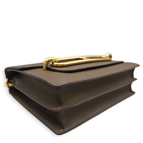 Roulis 23 Beige De Weima in Evercolor Permabrass hardware