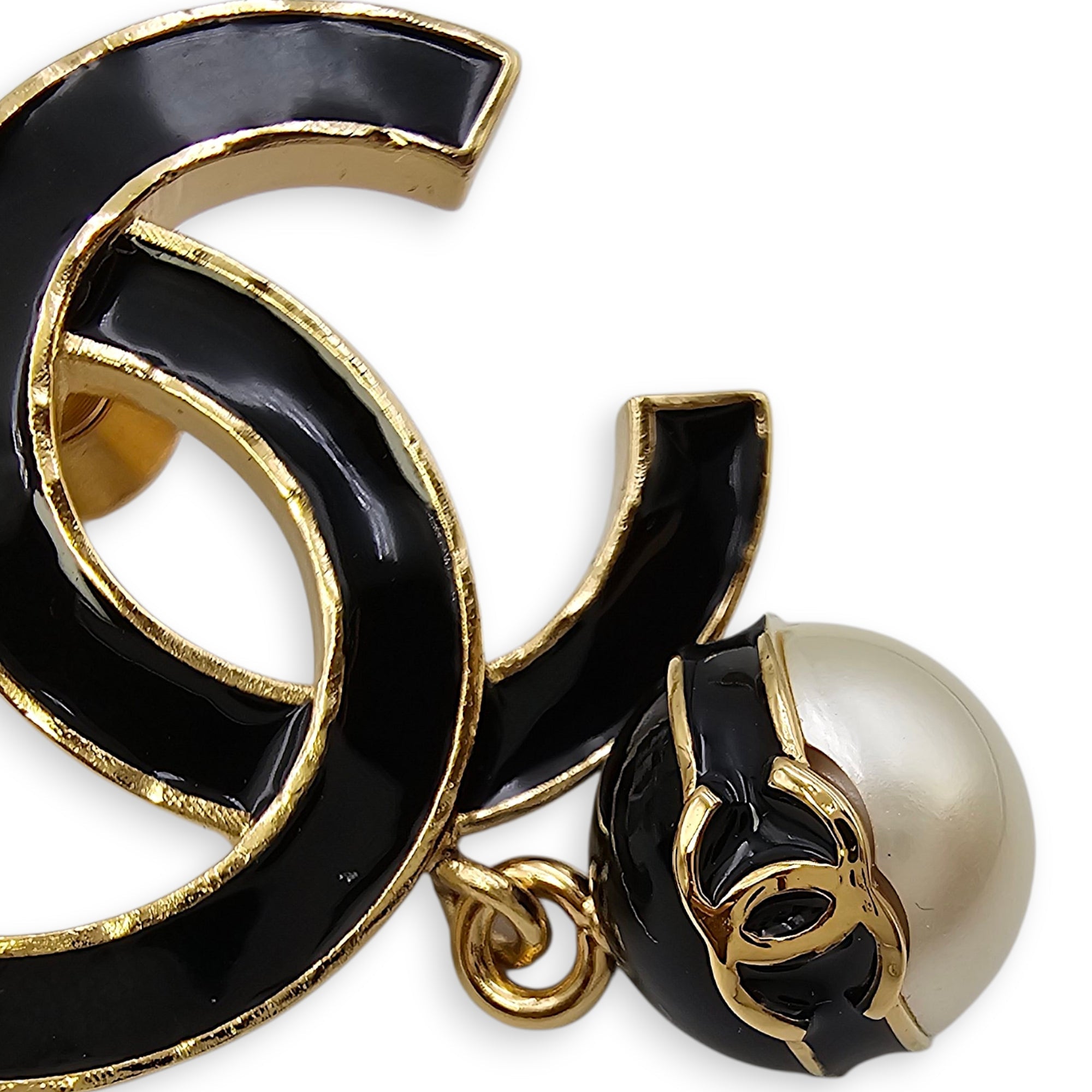 CC Logo Black Pin Brooch in Enamel and Pearl Gold hardware CL2604-20773 3