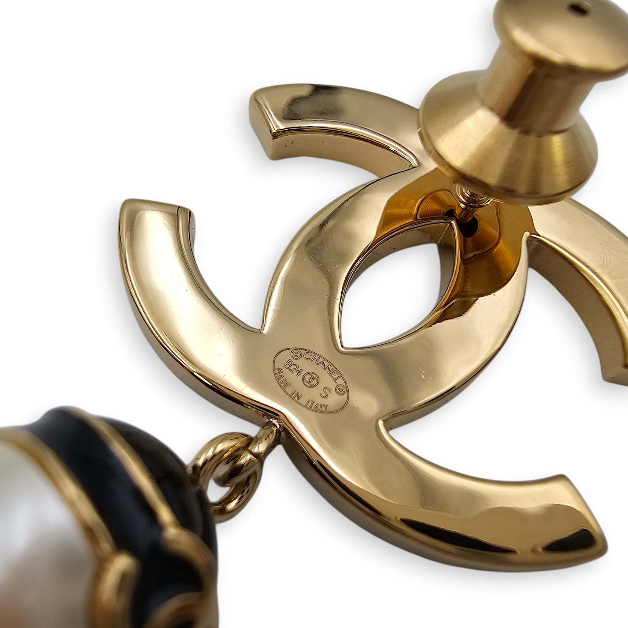 CC Logo Black Pin Brooch in Enamel and Pearl Gold hardware CL2604-20773 4