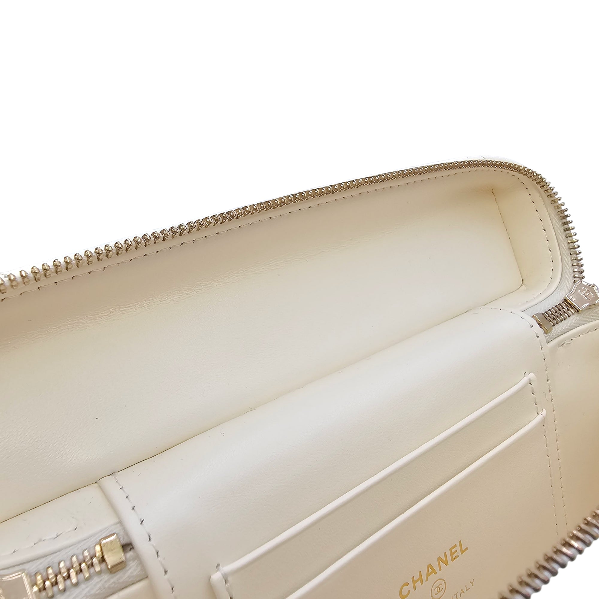 Slim Caviar Quilted Top Handle Vanity Case White Crossbody Bag in Caviar Leather Gold hardware