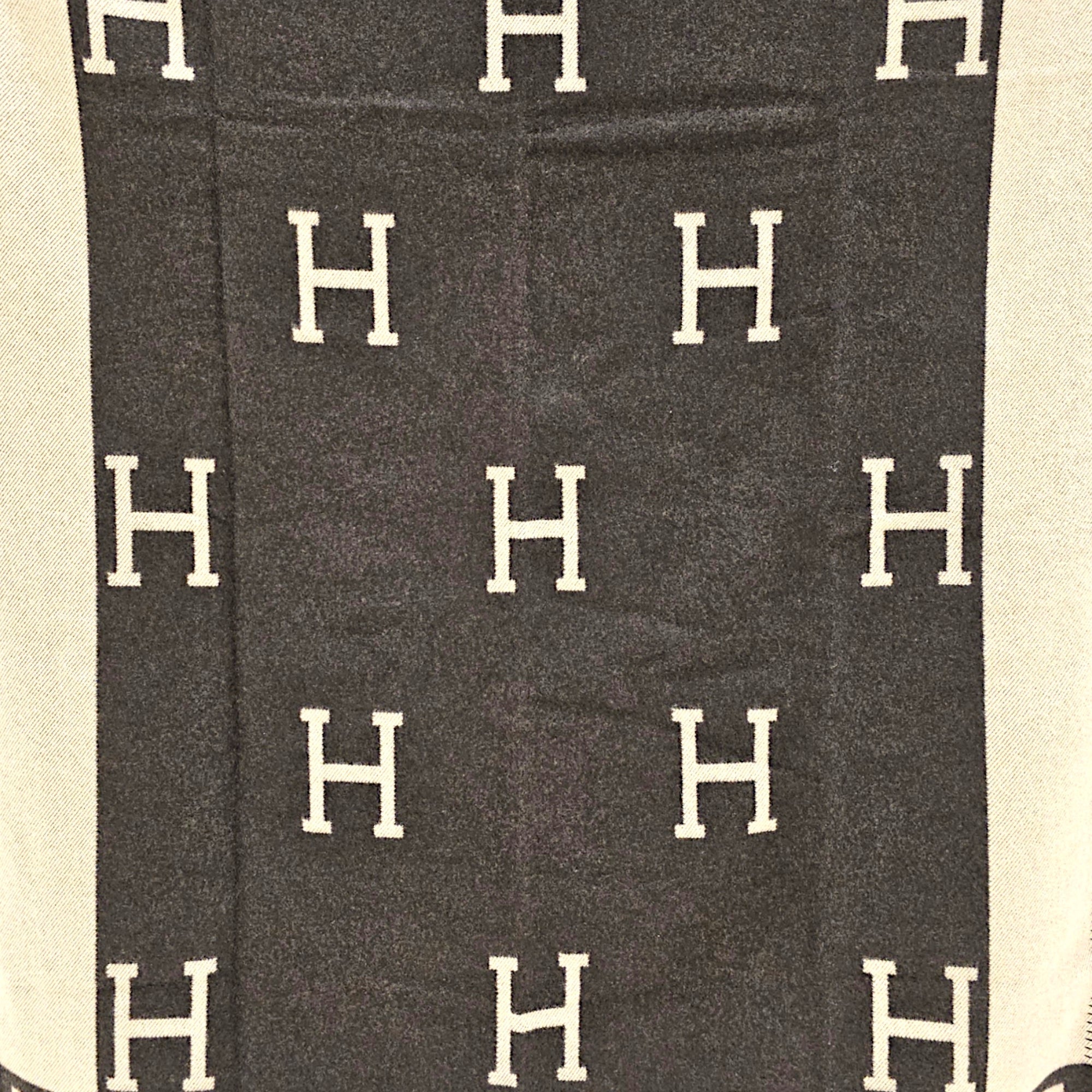 Avalon Throw Blanket Ecru/Gris Fonce Homeware CL2605-21212 2