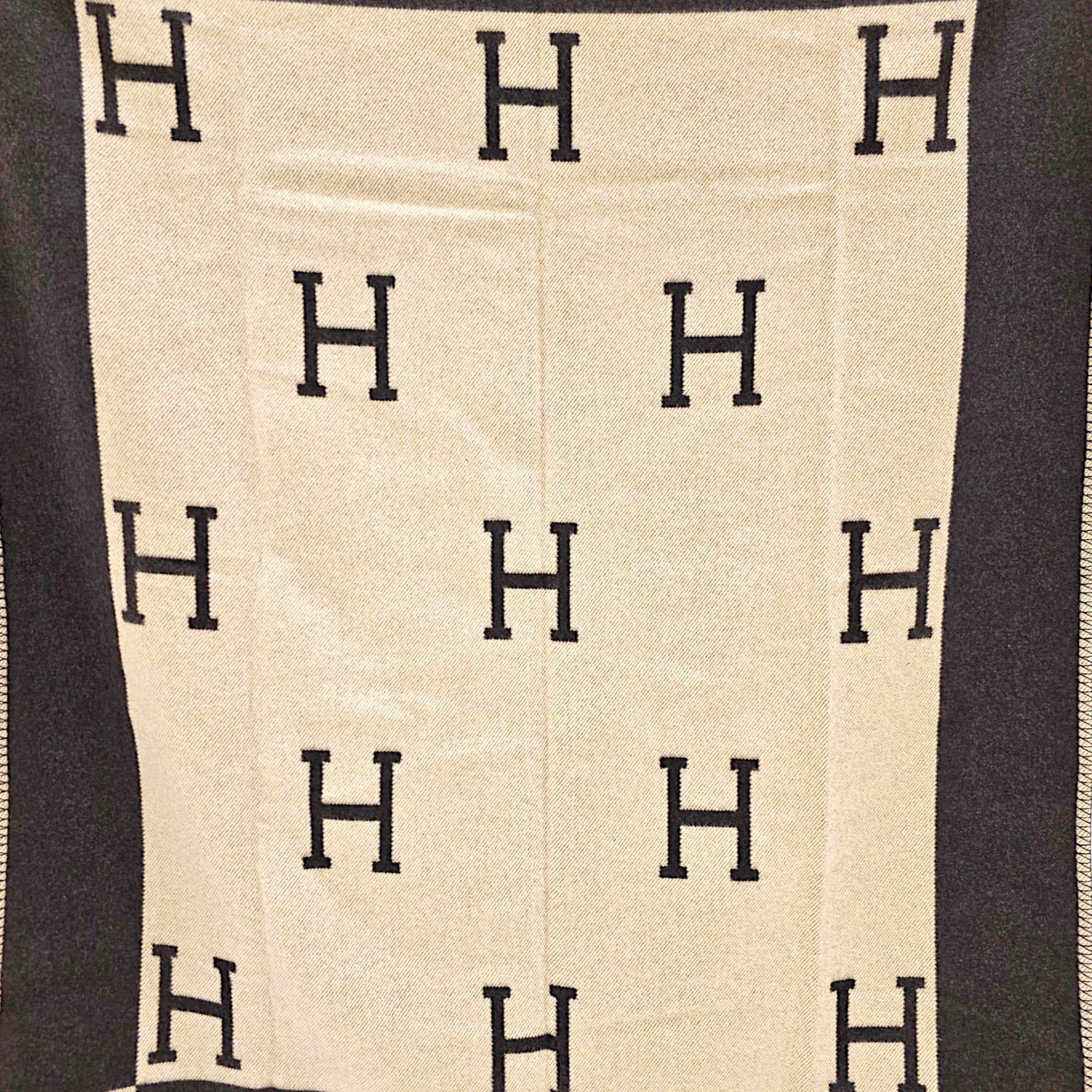 Avalon Throw Blanket Ecru/Gris Fonce Homeware CL2605-21212 4