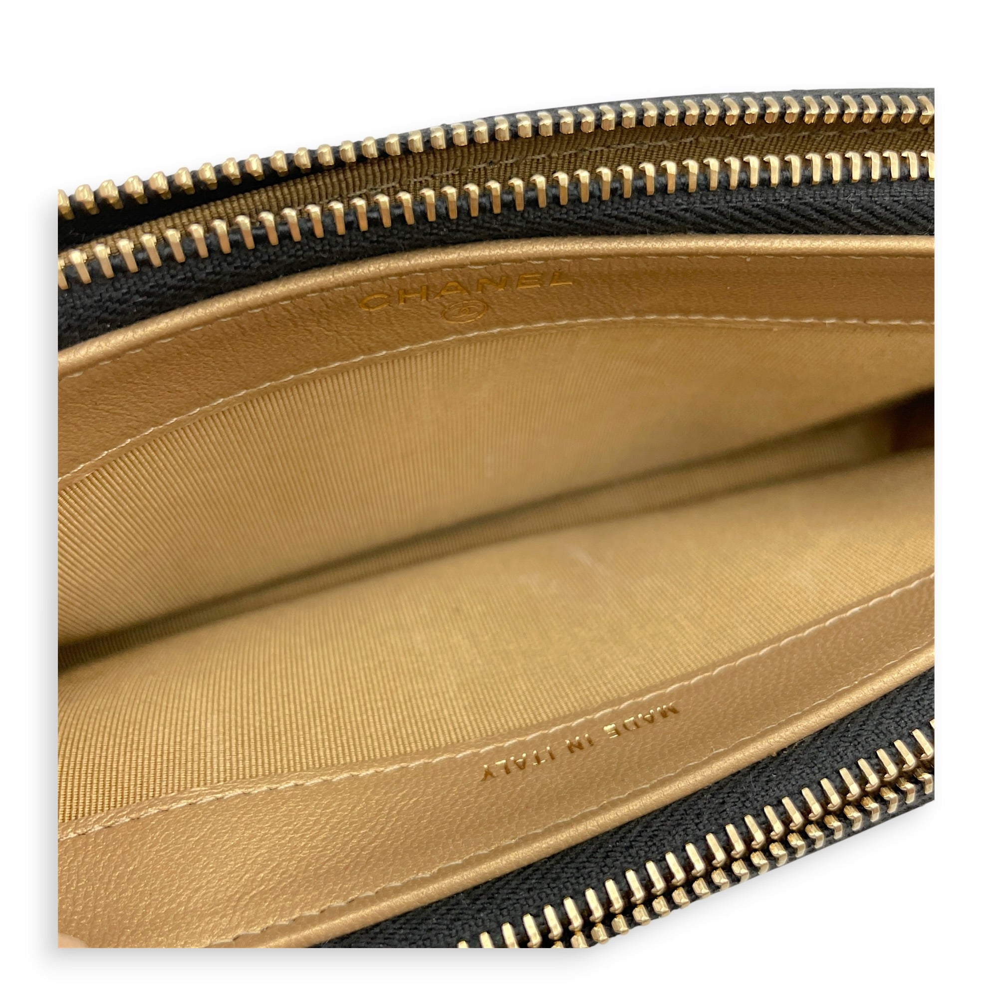 Chic Pearls Black Wallet On Chain in Goat Leather Gold hardware